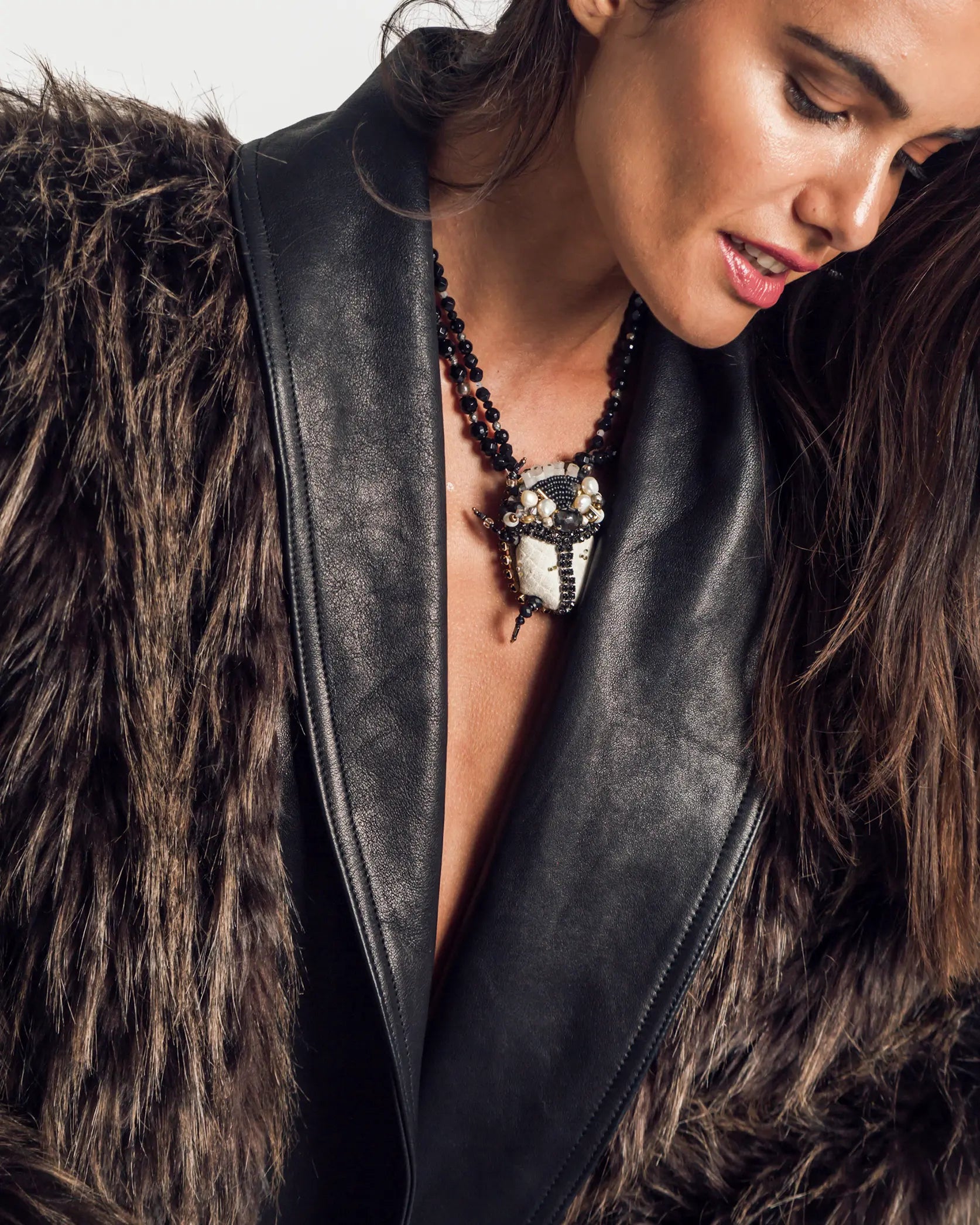 Abrigo In-Diferente fashion con diseño dramático, cuello de piel y corte amplio