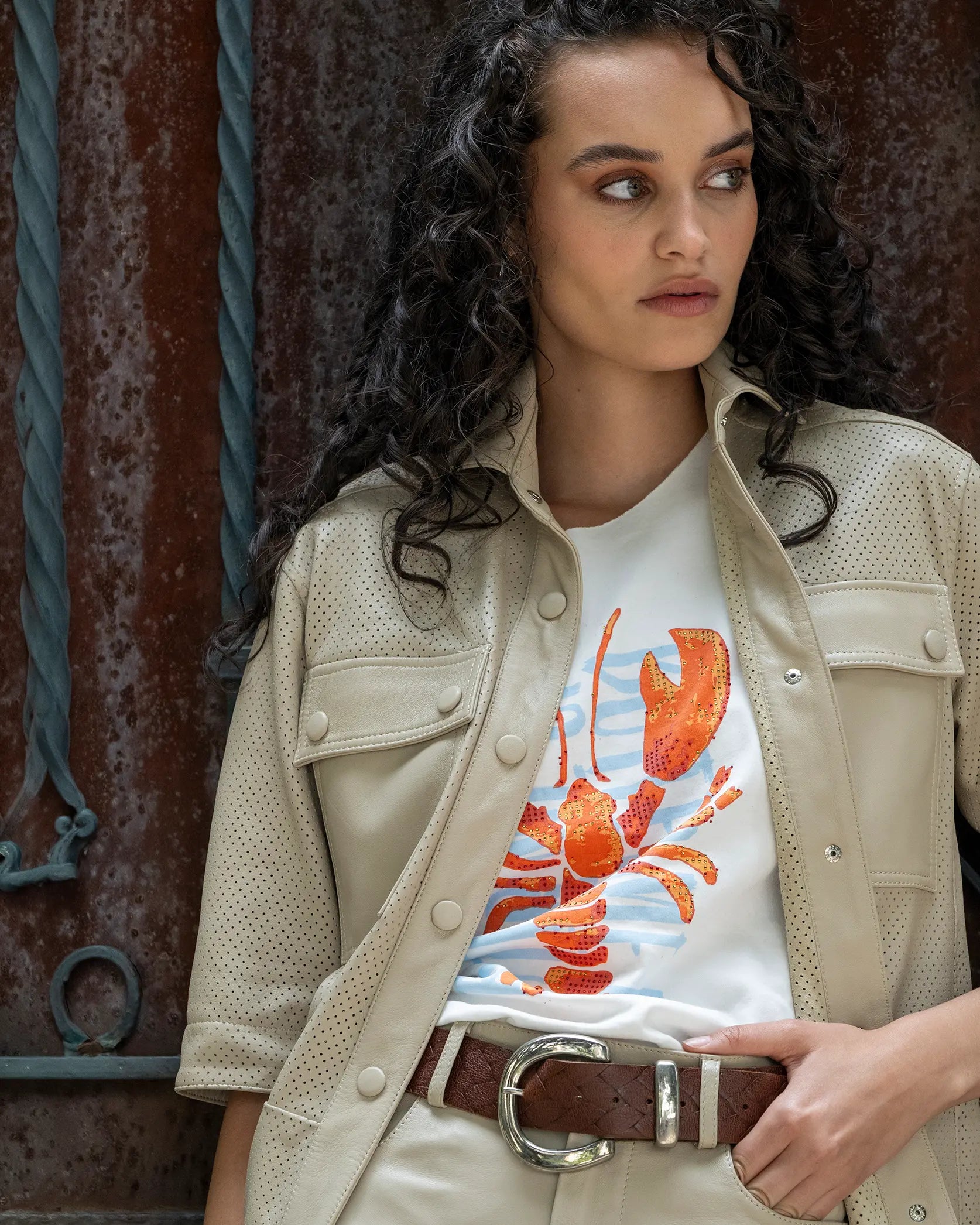 blusa de piel microperforada estilo safari
