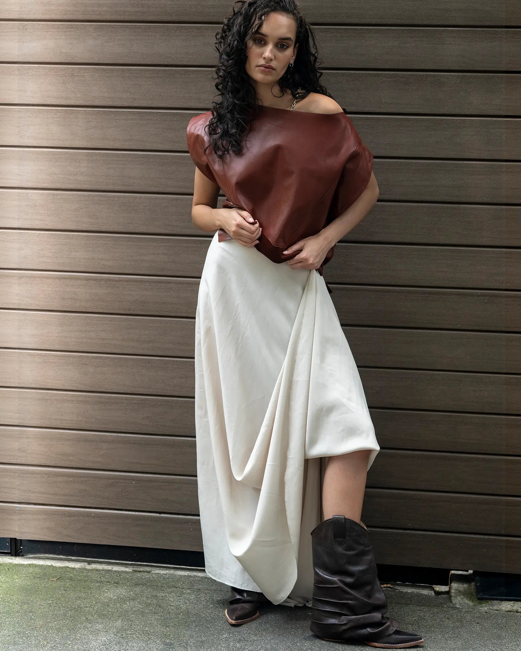 blusa de piel mujer cognac outfit botas
