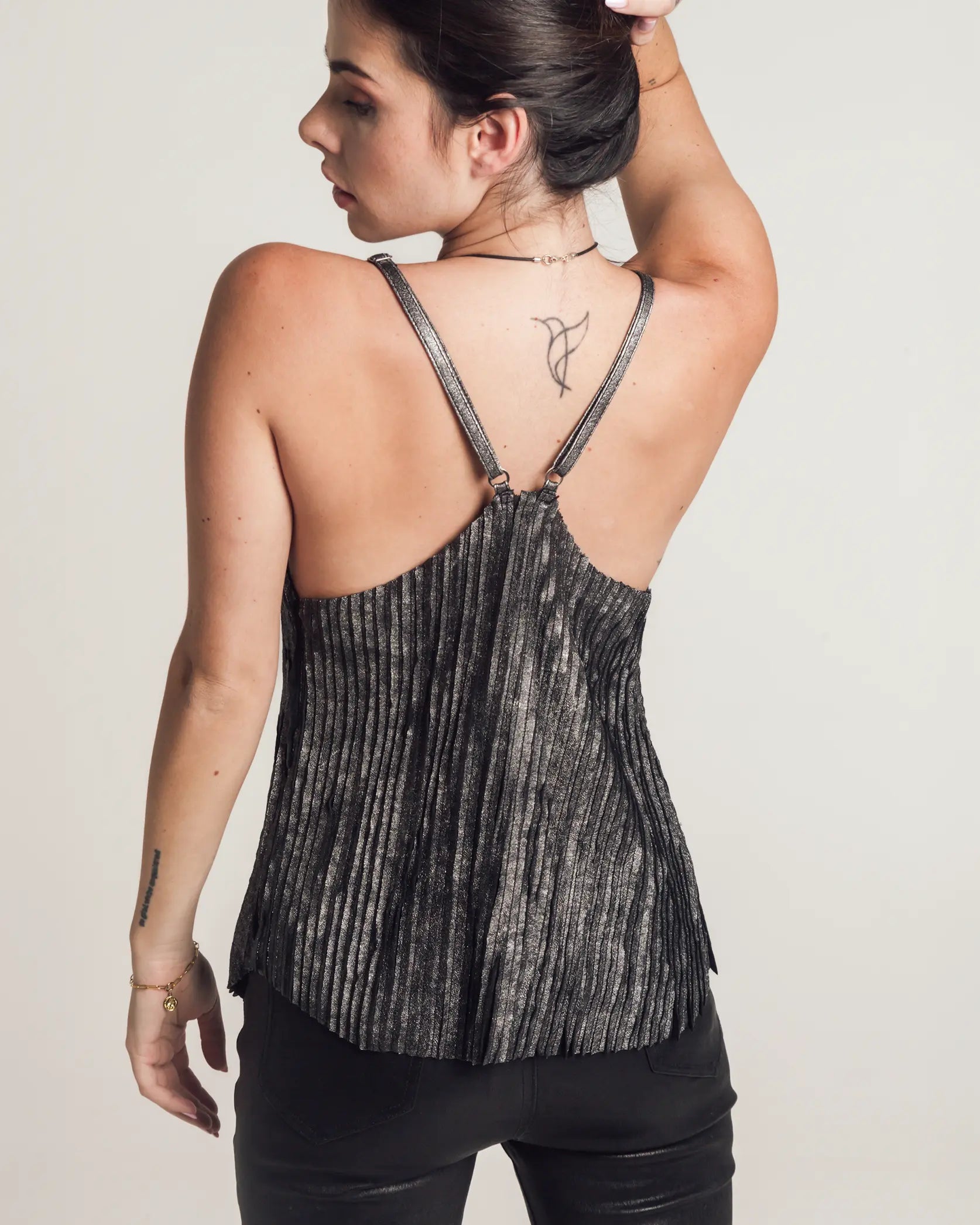 Camisola de cuero color plata Indiferente Fashion con silueta alternativa y textura ligera