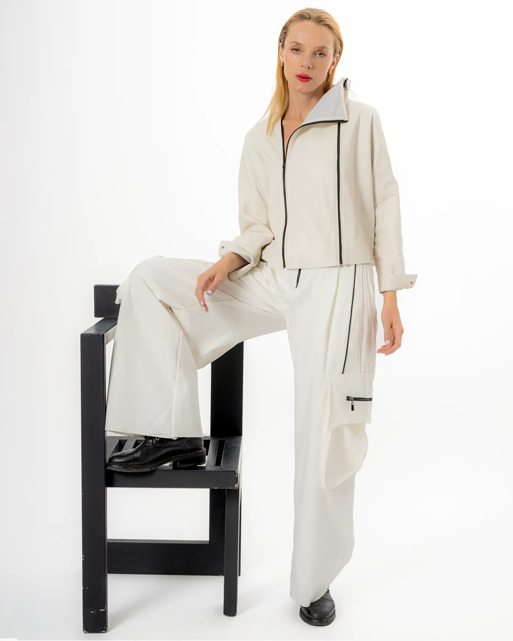Blusa-chamarra Indiferente Fashion en piel de cordero con diseño estructurado y doble cierre