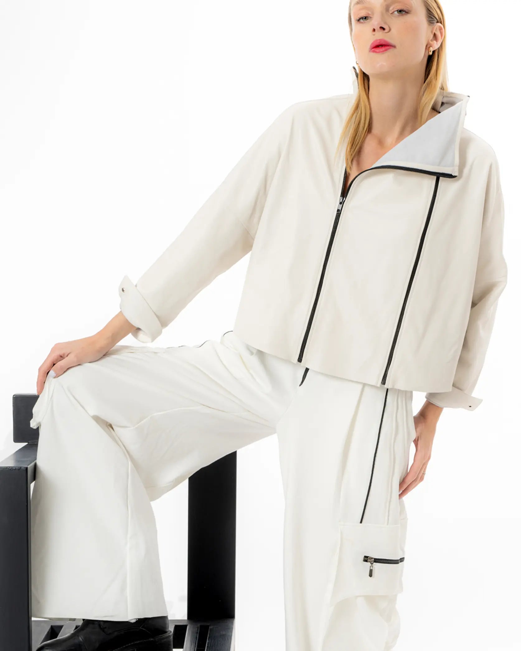 Chamarra hueso Indiferente Fashion de piel con doble cierre frontal y diseño athleisure