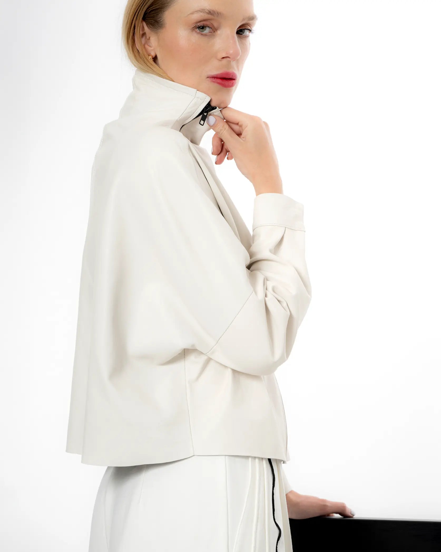 Prenda de cuero femenina Indiferente Fashion con dos cierres visibles y corte oversized