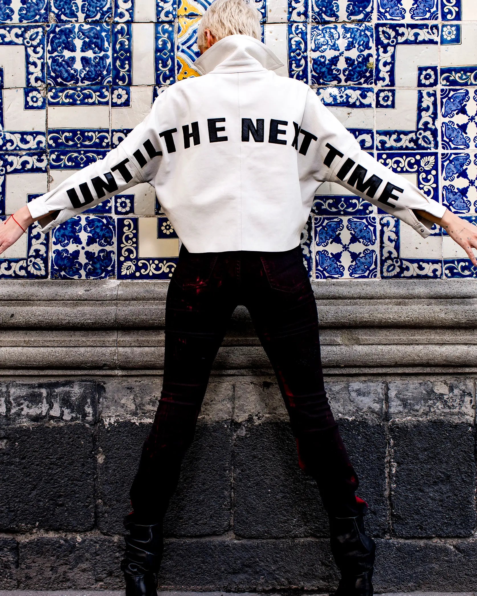 Prenda de piel color hueso InDiferente fashion con parches traseros en negro