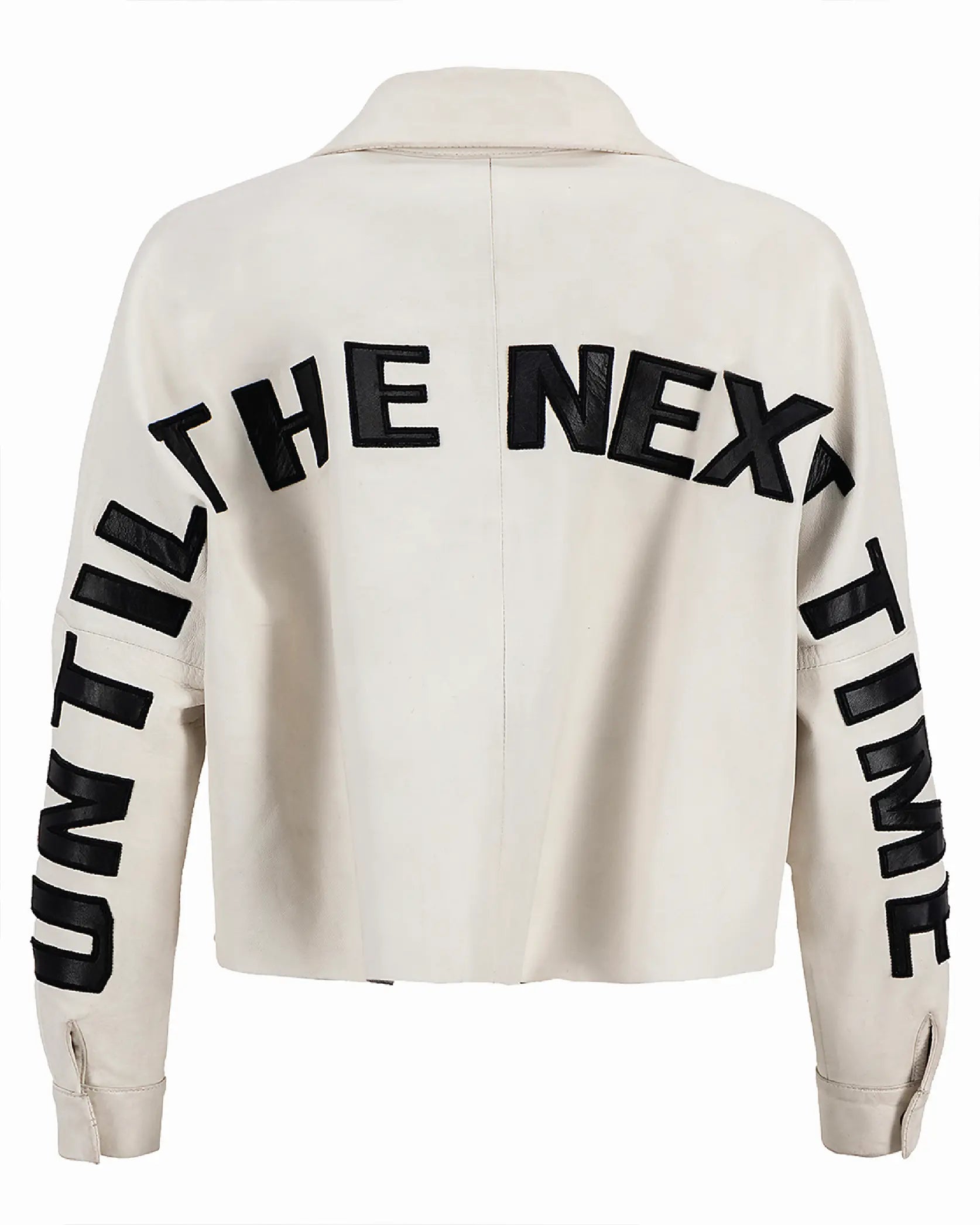 Chamarra de piel hueso InDiferente fashion con frase until the next time en letras negras
