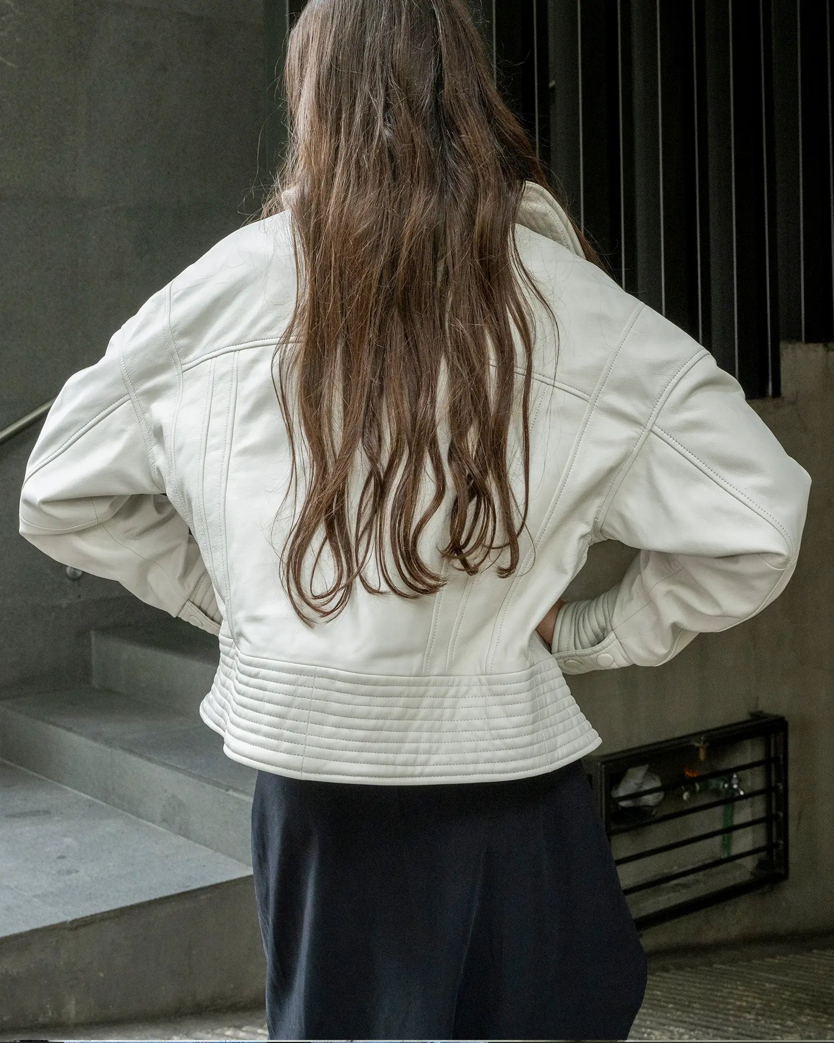 hamarra de piel mujer blanca cuello alto