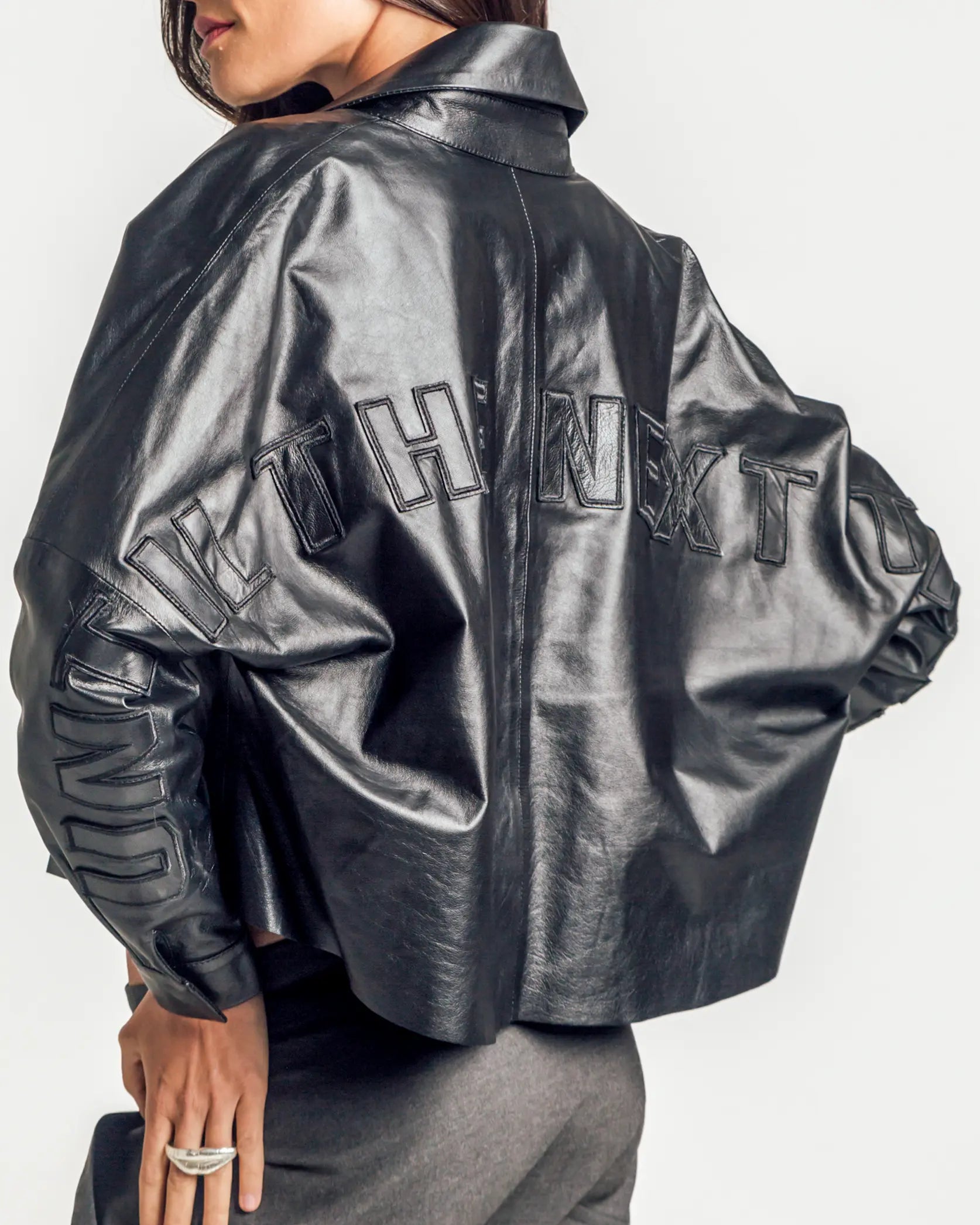 Chamarra negra de piel para mujer con diseño elegante | UTNT - In-Diferente