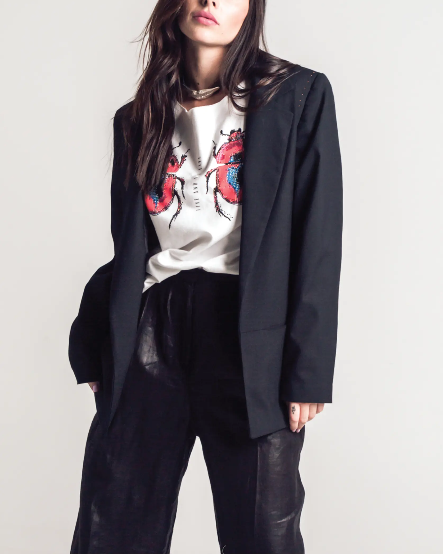 Playera oversized In-Diferente Fashion con gráfico de dos escarabajos y frase Live and Let Live.