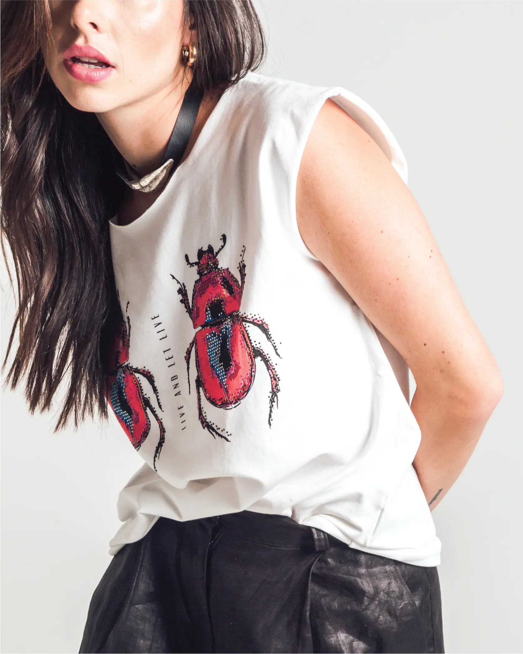 Camiseta de algodón pima In-Diferente Fashion con diseño simétrico de escarabajos y pedrería artesanal.
