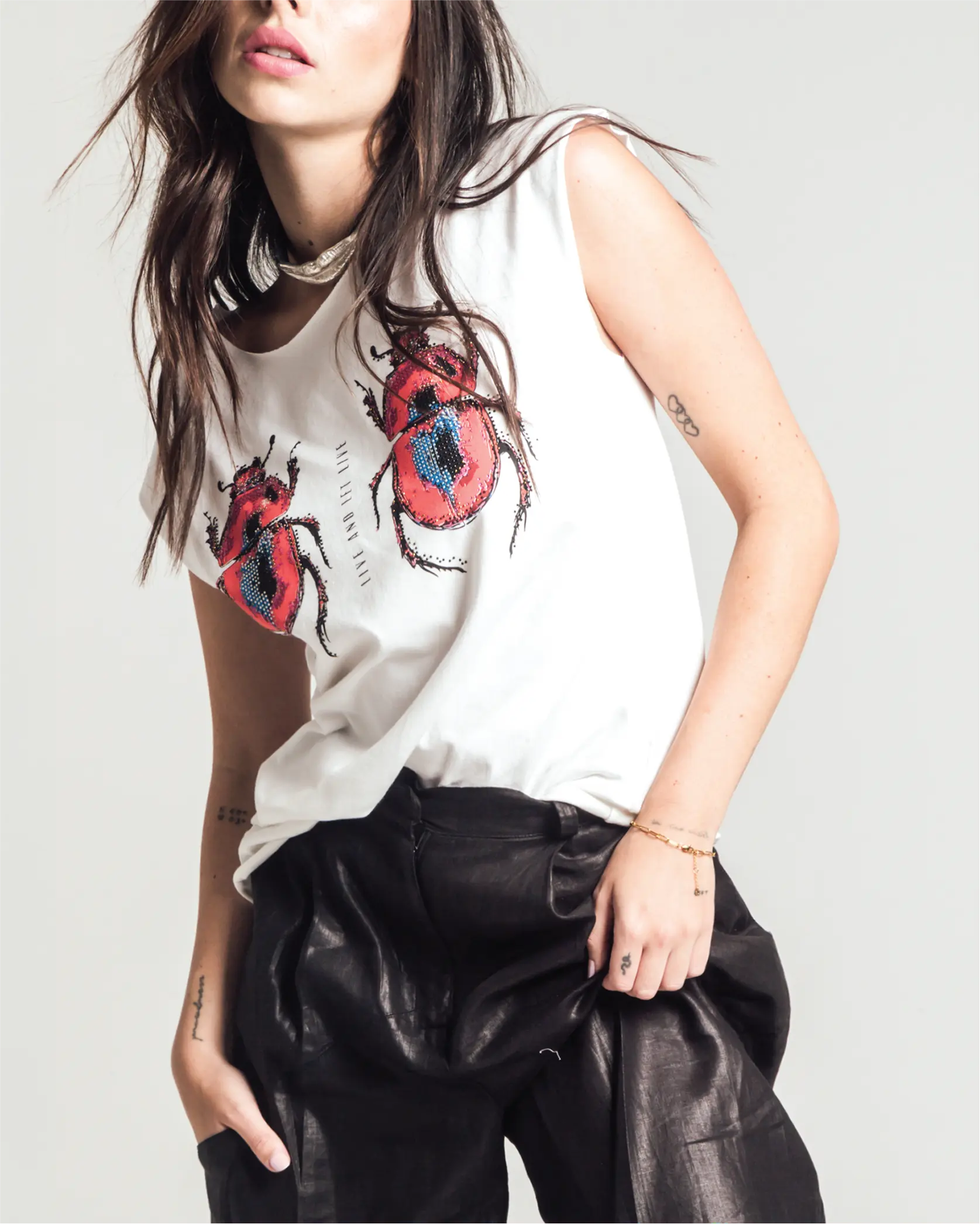 Diseño gráfico con mensaje Live and Let Live y escarabajos sobre playera In-Diferente Fashion.