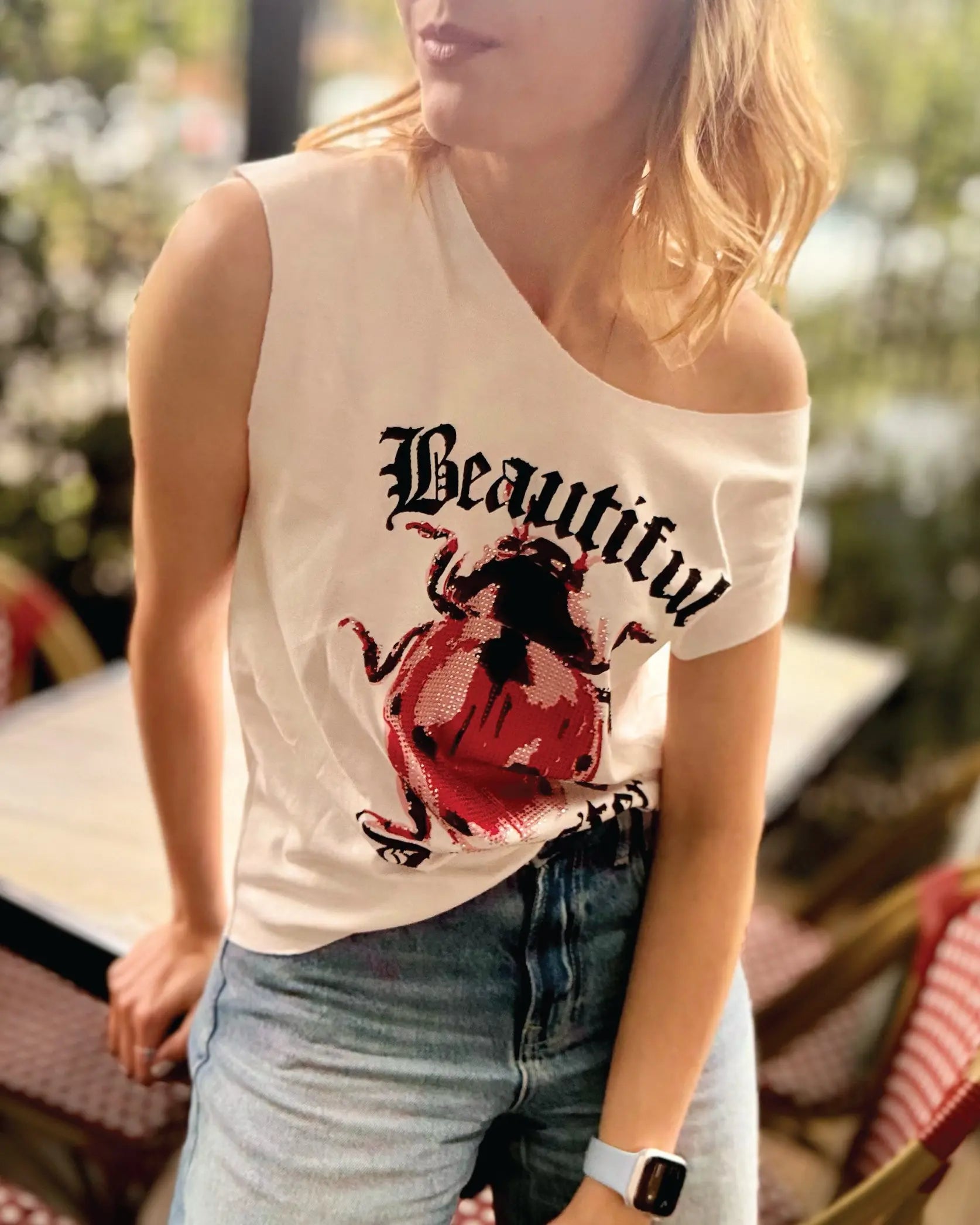 Camiseta de algodón pima In-Diferente Fashion con diseño contrastante y pedrería artesanal.