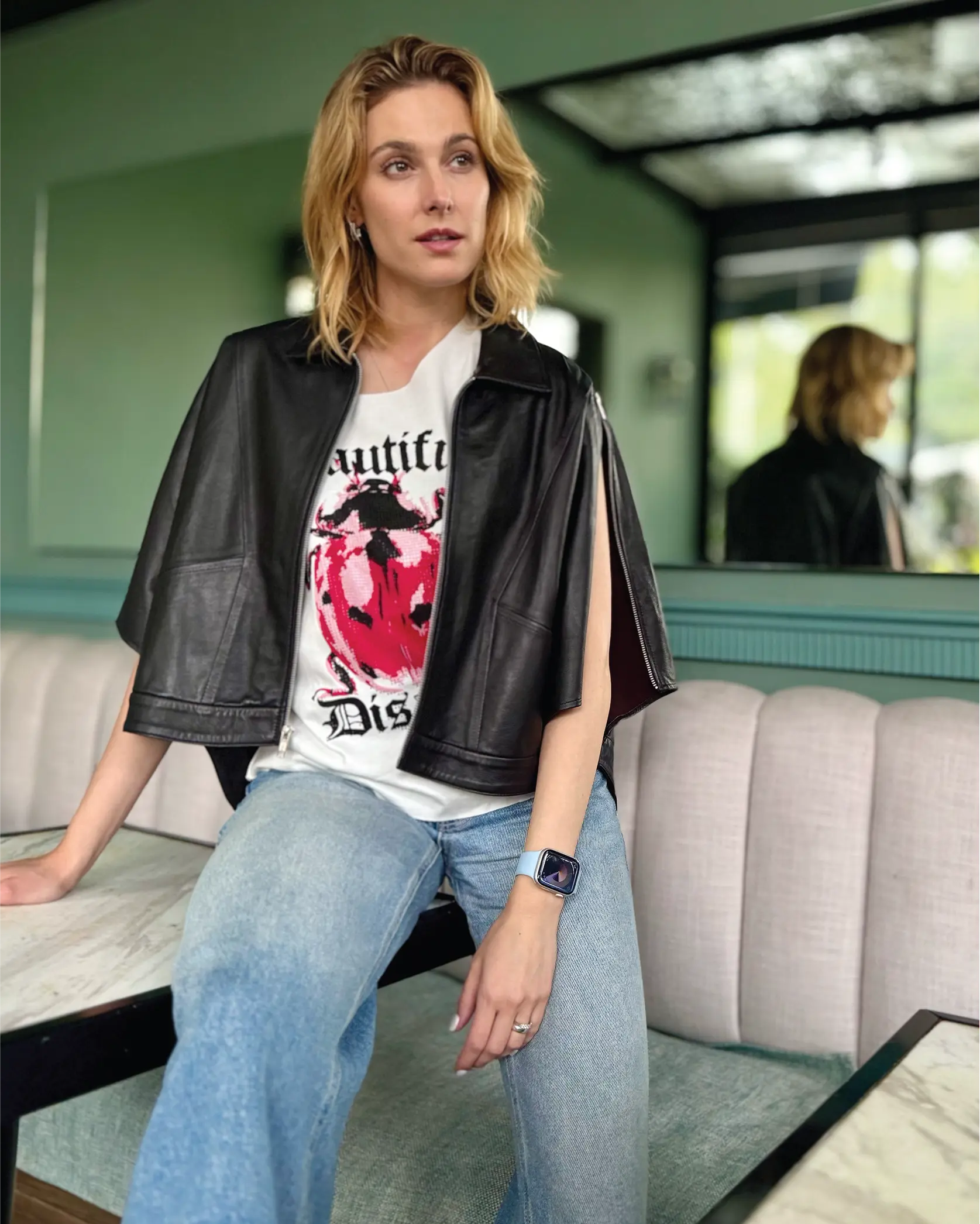 Camiseta In-Diferente Fashion con frase inspiradora y gráfico de insecto decorado con pedrería.