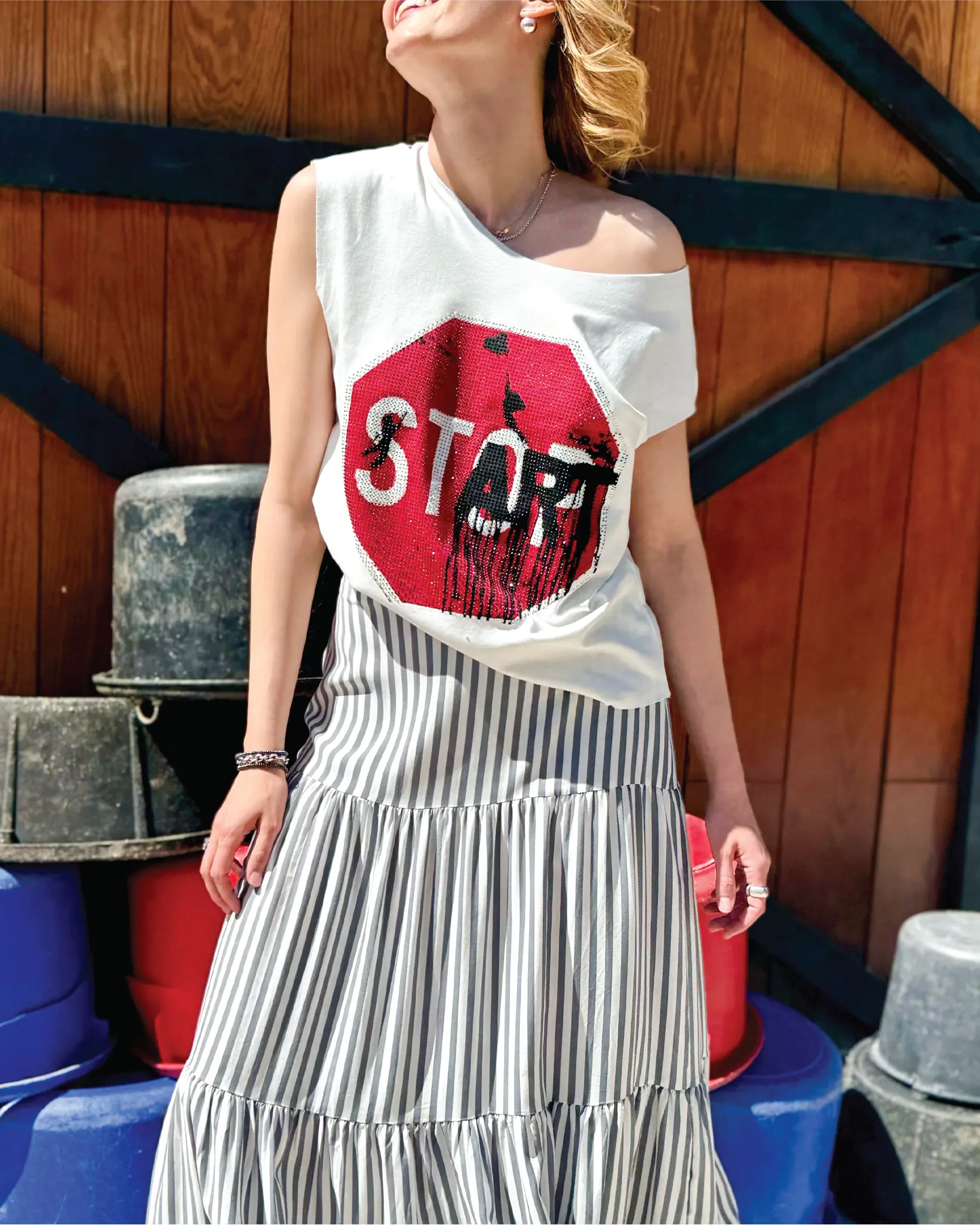 Playera de diseñador In-Diferente Fashion con señal de stop editada y strass brillante puestos a mano.