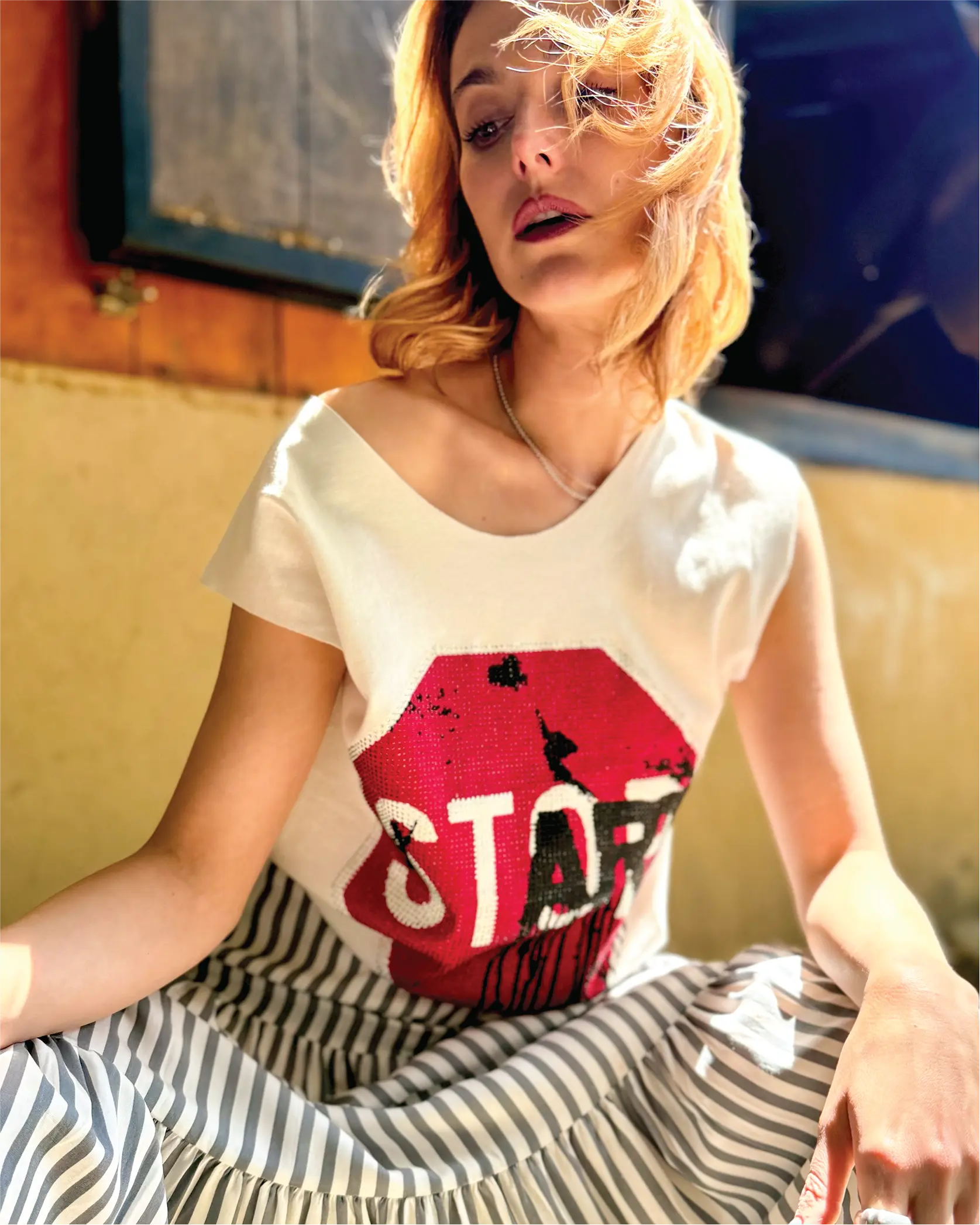 Camiseta oversized blanca con diseño de señal de stop de In-Diferente Fashion.