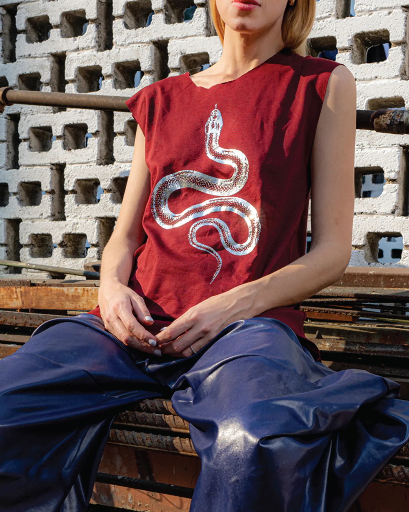 Camiseta de diseñador vino | Snake Studs In-Diferente