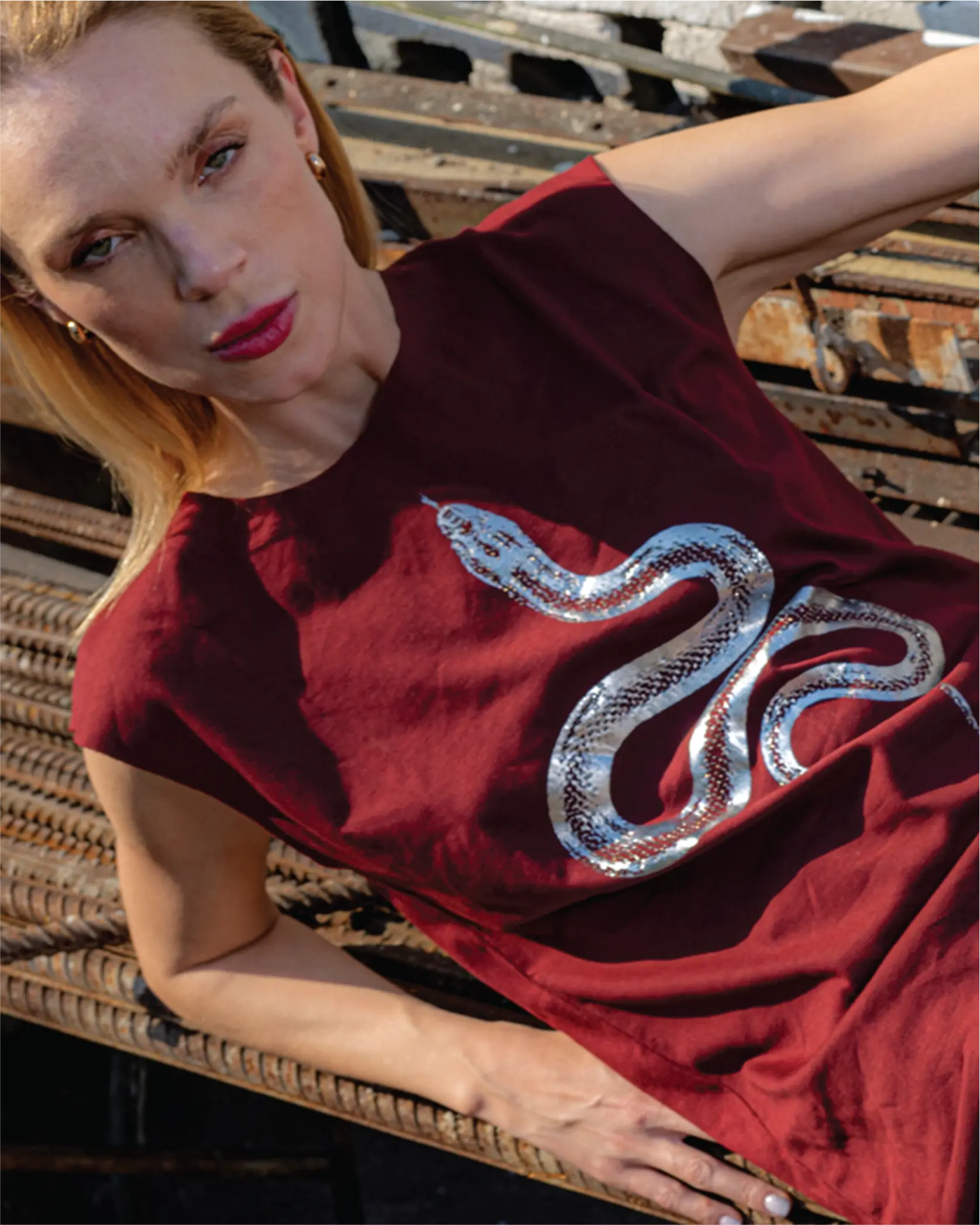 Camiseta de diseñador vino | Snake Studs In-Diferente