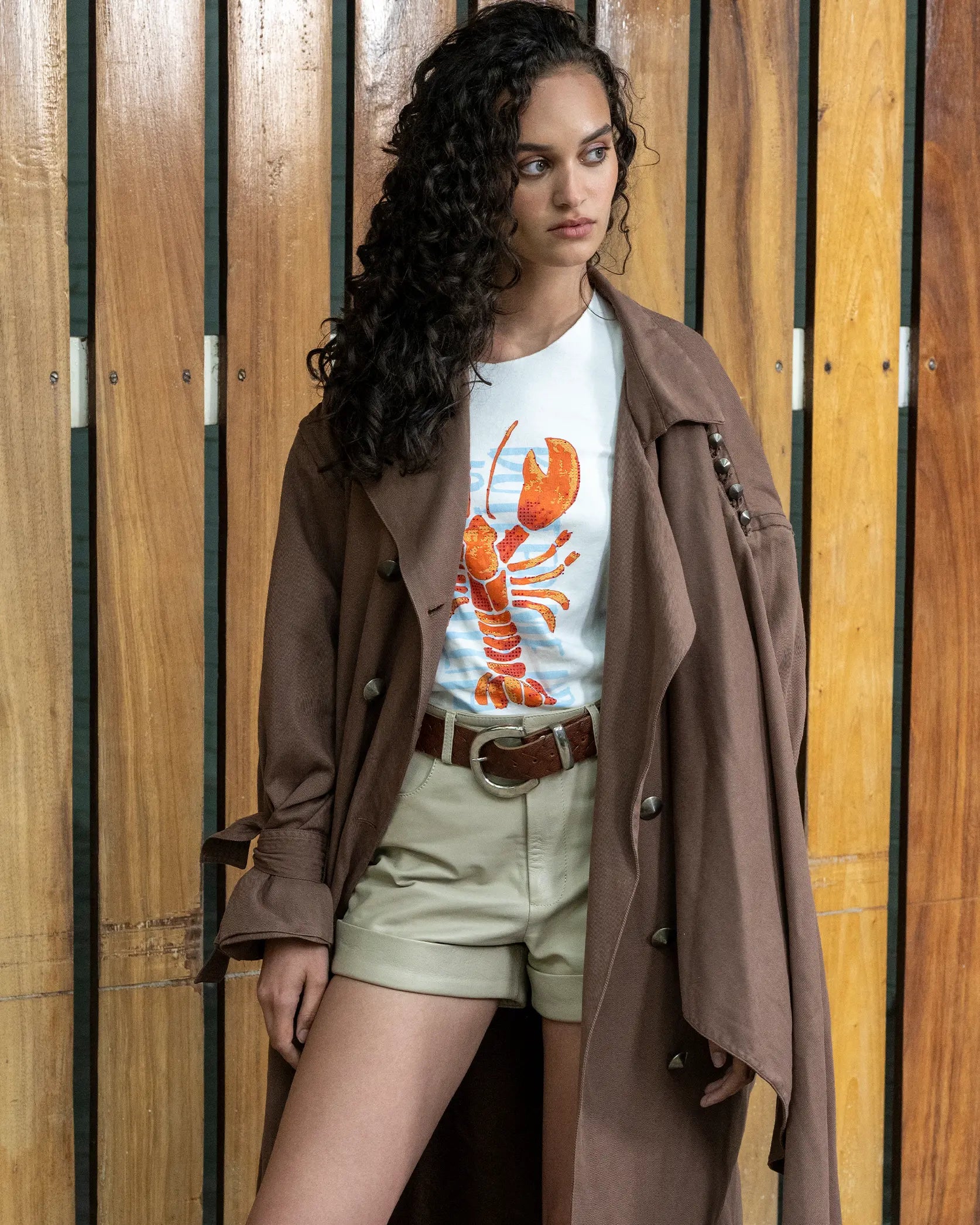 outfit gabardina y shorts de piel mujer