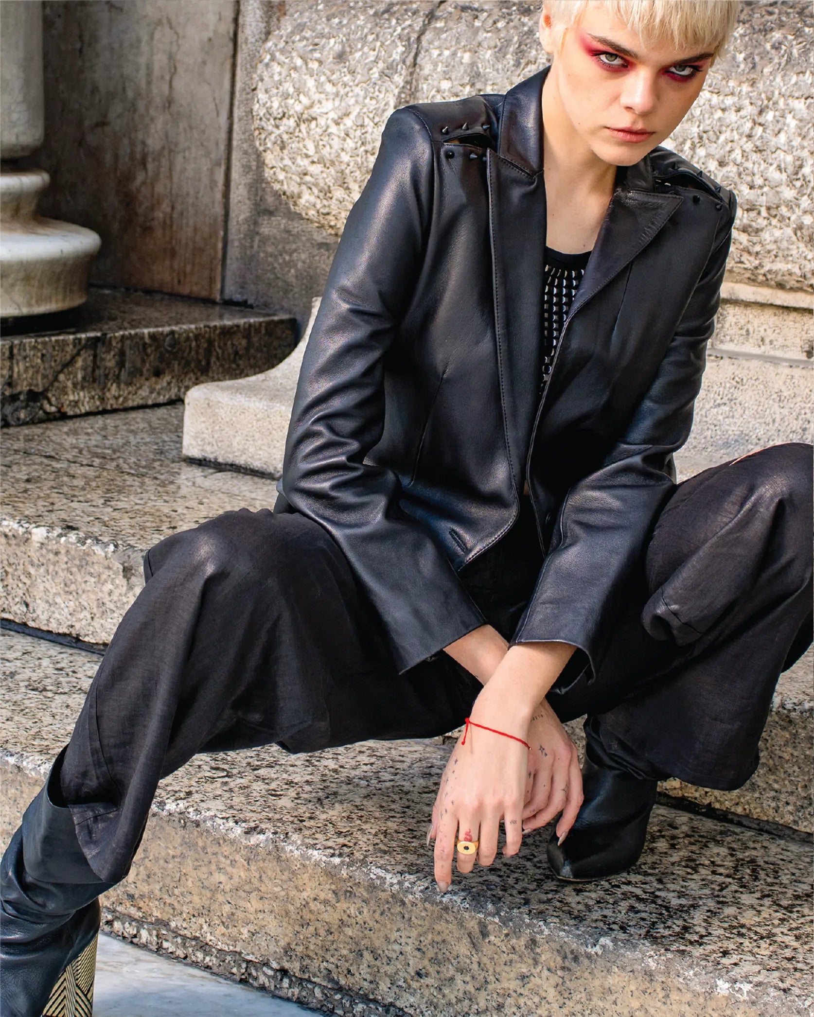 Saco de cuero femenino con acabados irregulares y diseño exclusivo In-Diferente fashion