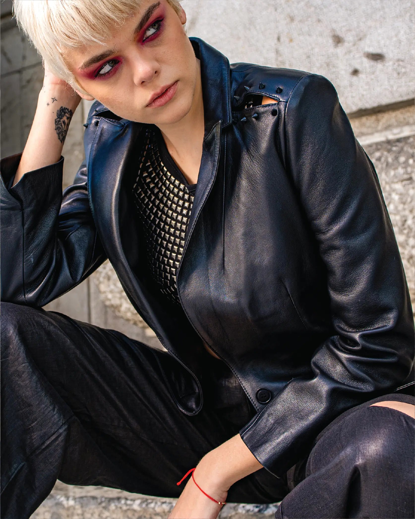 Blazer de piel con textura Pelibüey, estoperoles y corte ajustado In-Diferente fashion