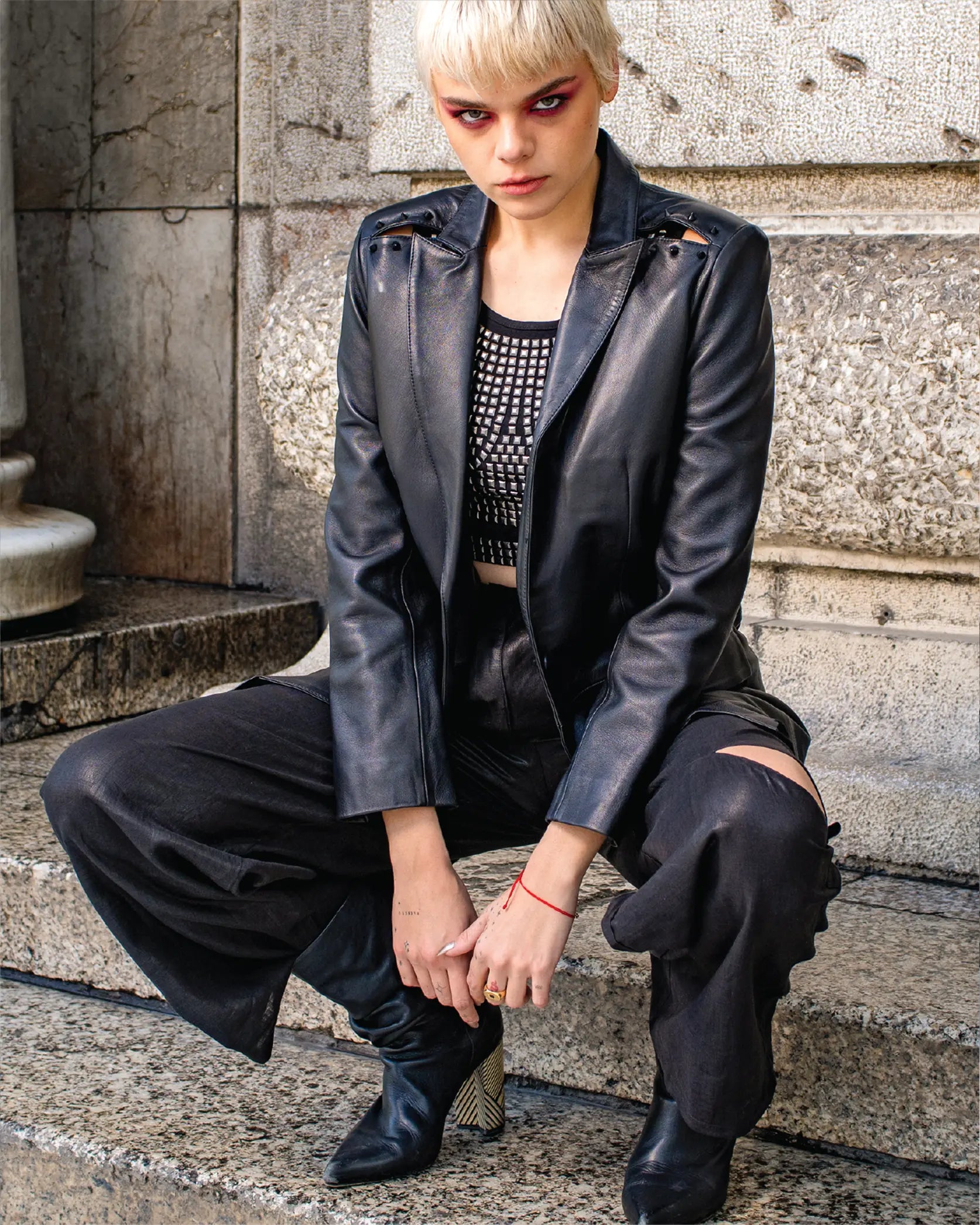 Blazer In-Diferente fashion de piel cordero con diseño rocker y corte femenino