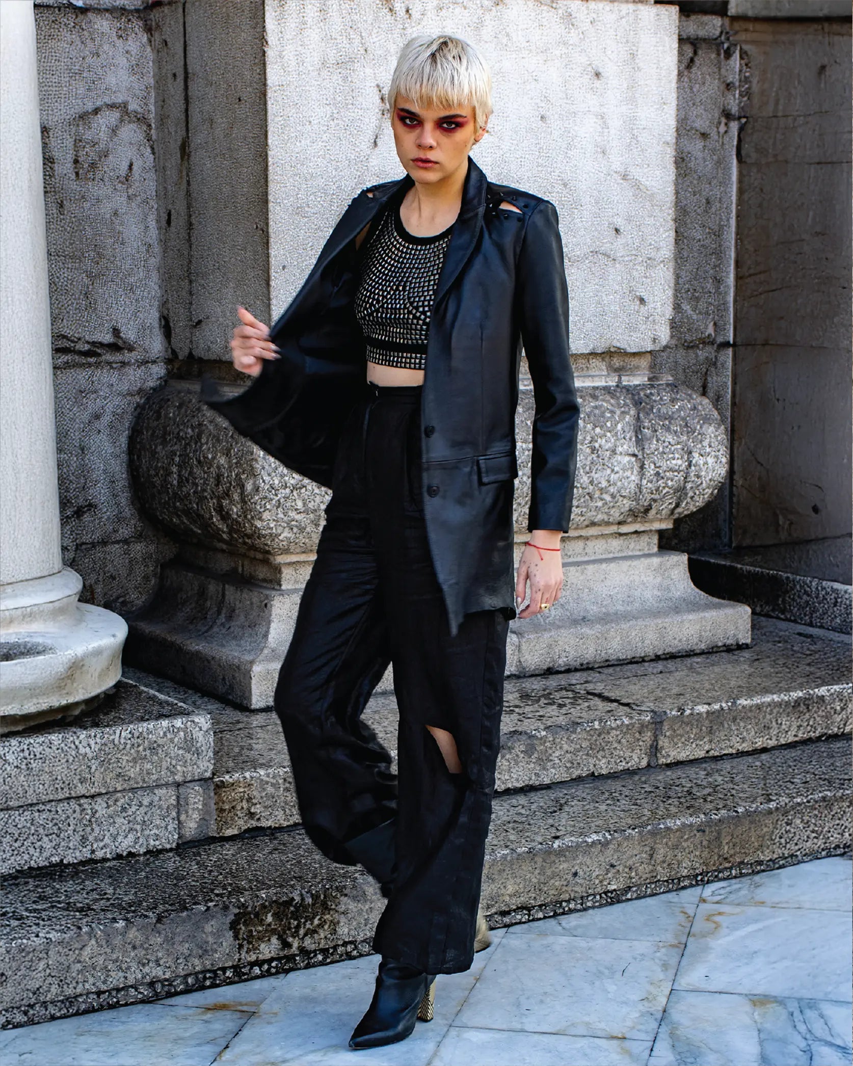 Blazer negro con textura suave y estoperoles estilo rockero InDiferente fashion