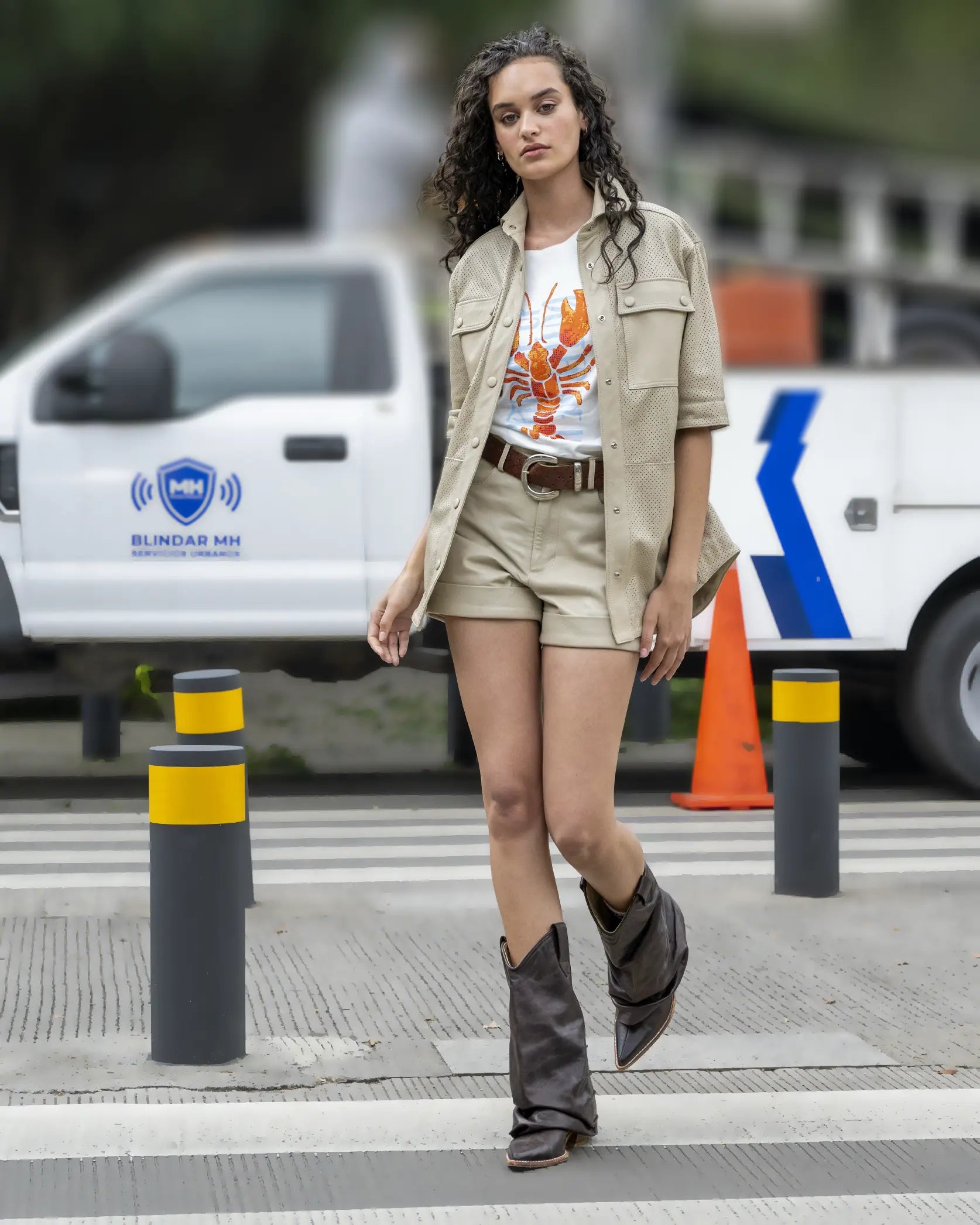 Blusa de piel outfit short con botas