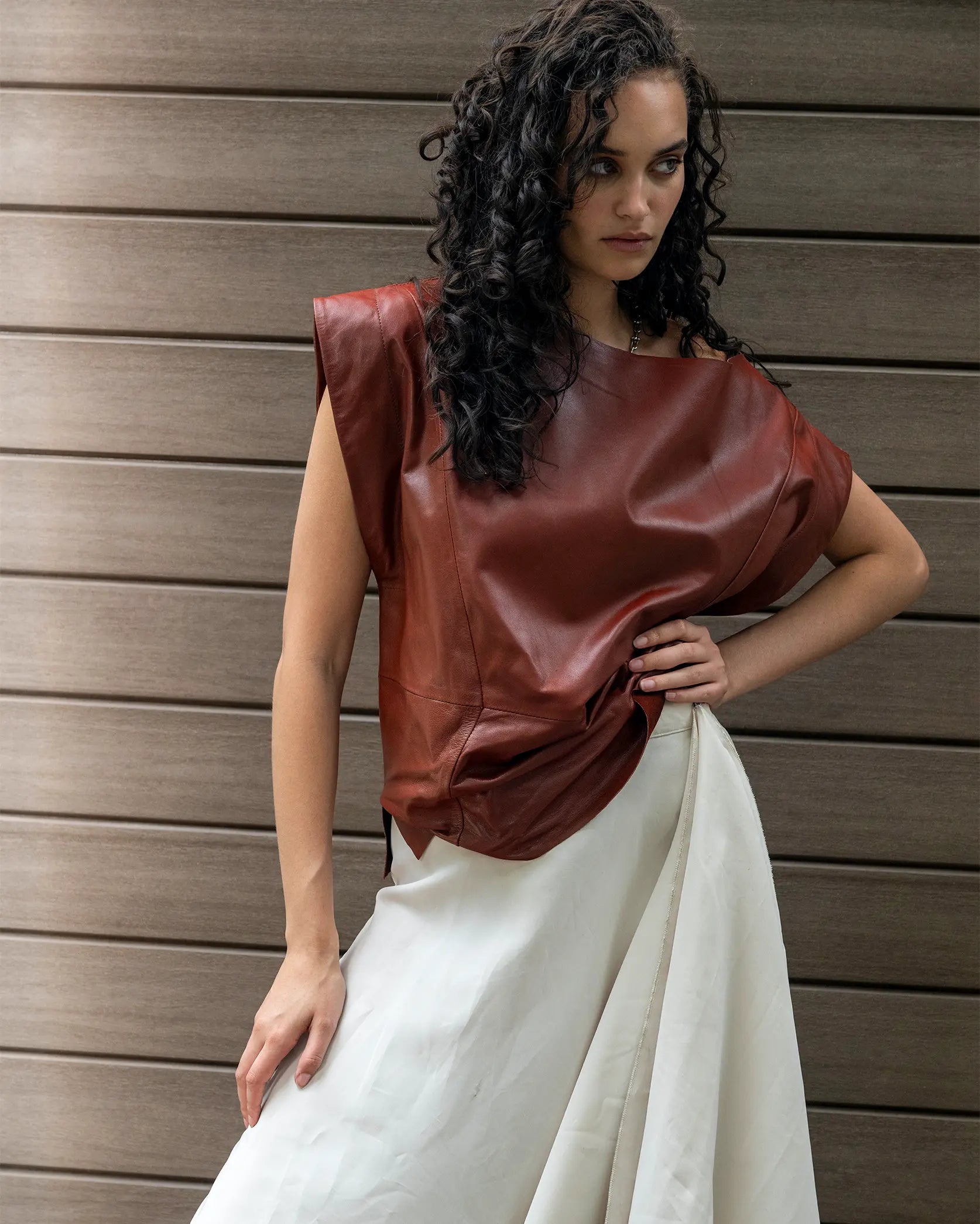 top de piel mujer hombro estructurado detalle