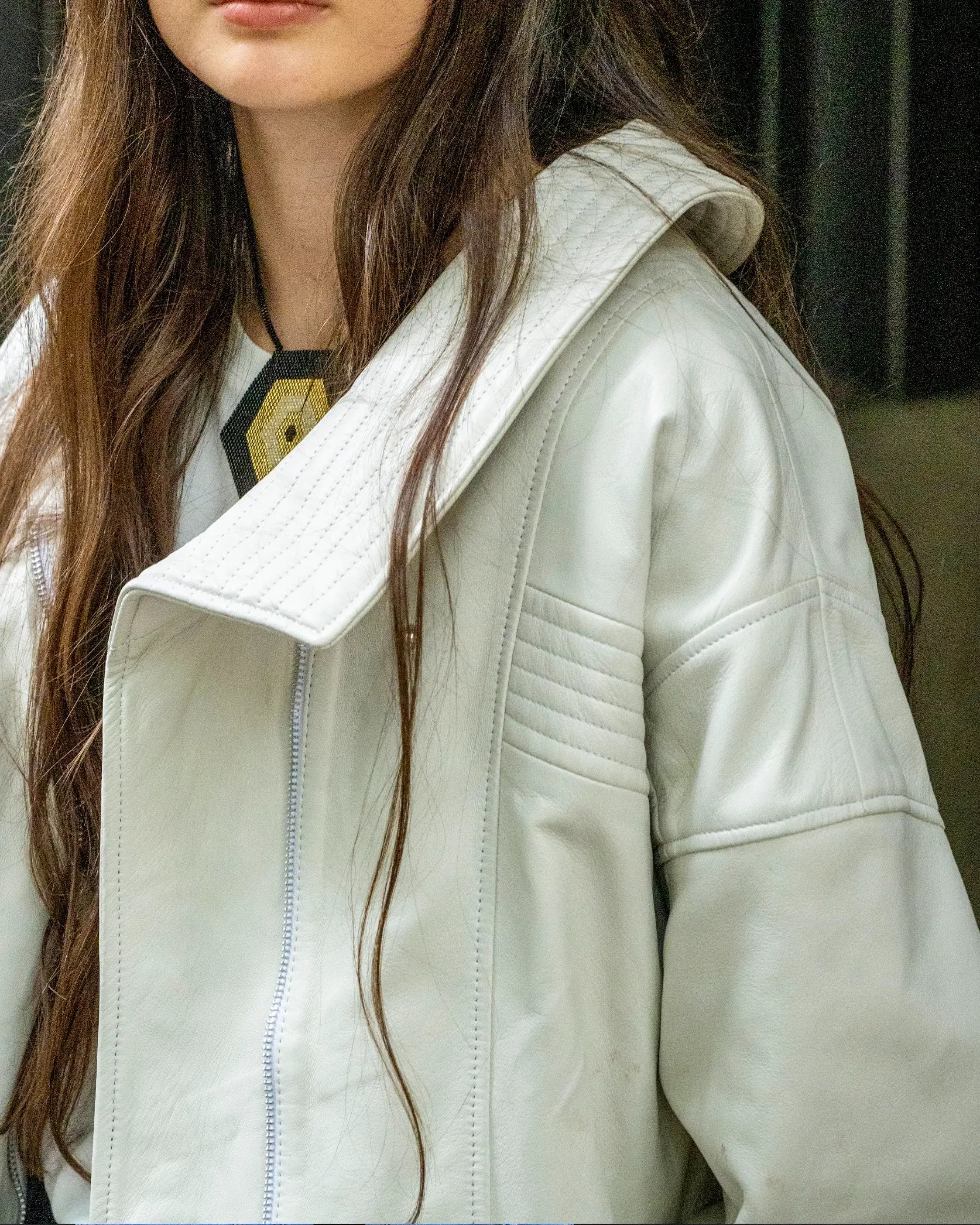 chamarra de piel blanca oversize outfit