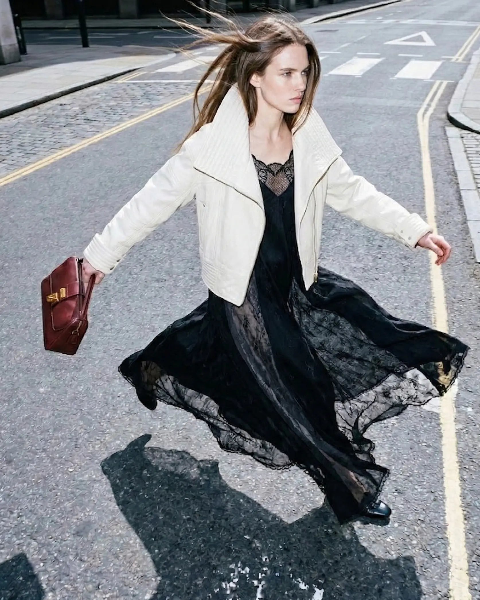 outfit chamarra de piel mujer blanca