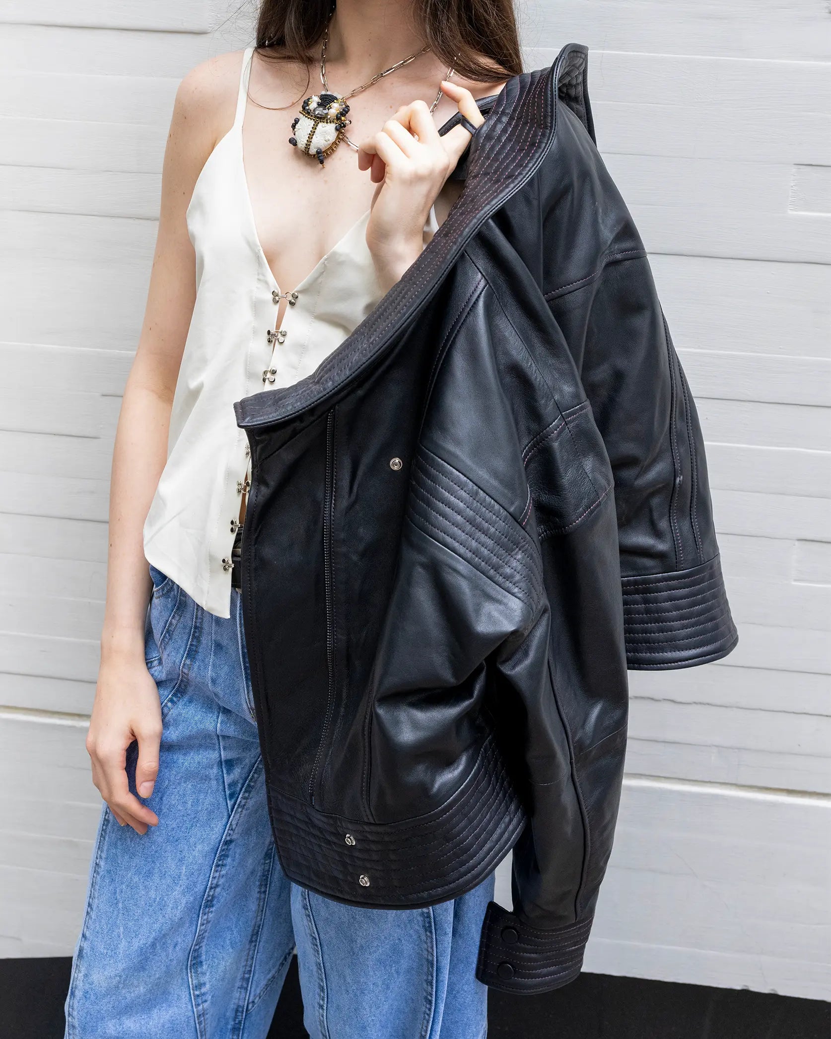 chamarra de piel mujer negra outfit jeans