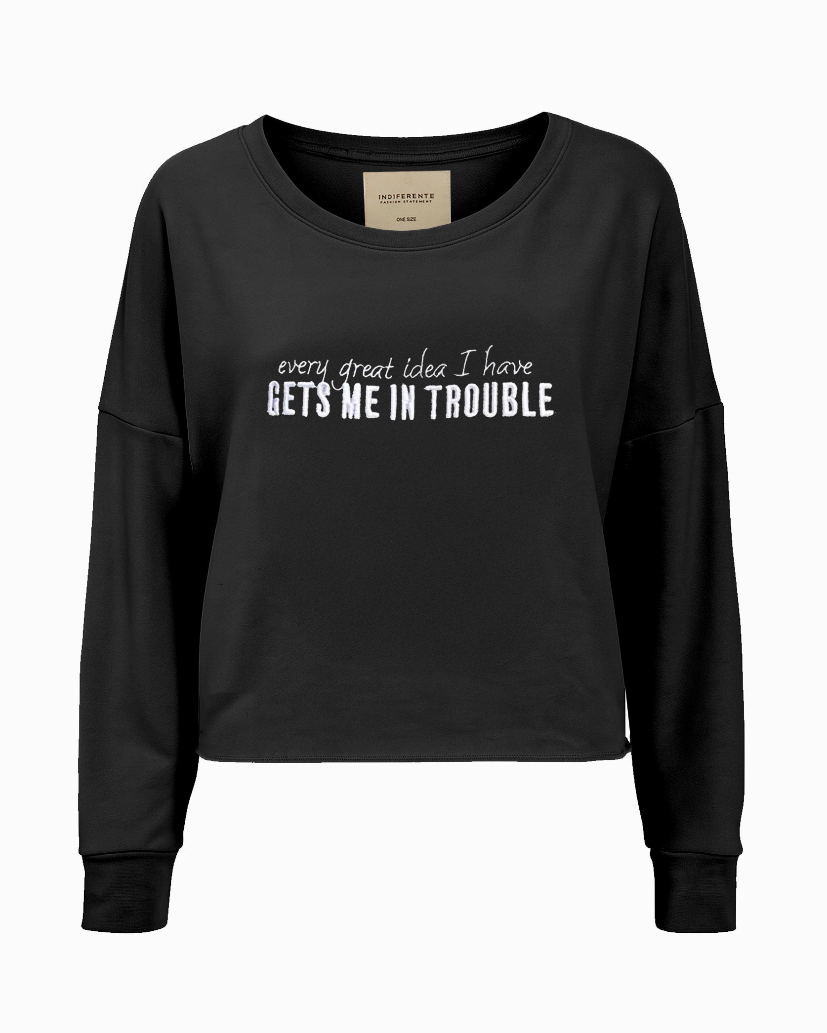 Sweat Crop oversized negra de In-Diferente Fashion con el mensaje 'Every Great Idea I Have Gets Me In Trouble' 
