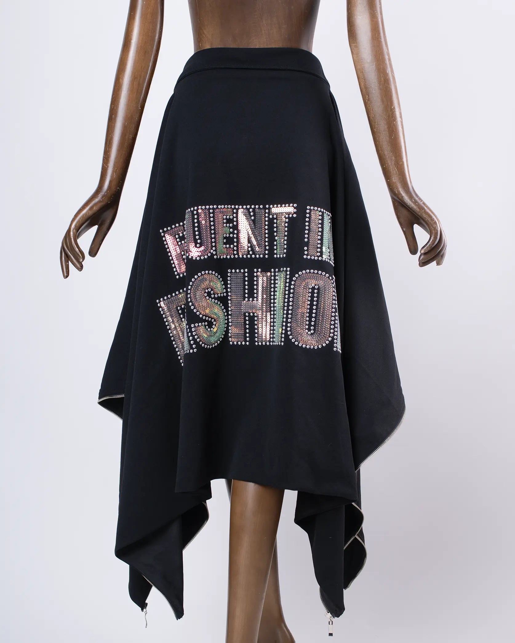 Maniquí usando Capa Falda transformable negra 'fluent in fashion' de In-Diferente Fashion, mostrando su uso como falda vista trasera