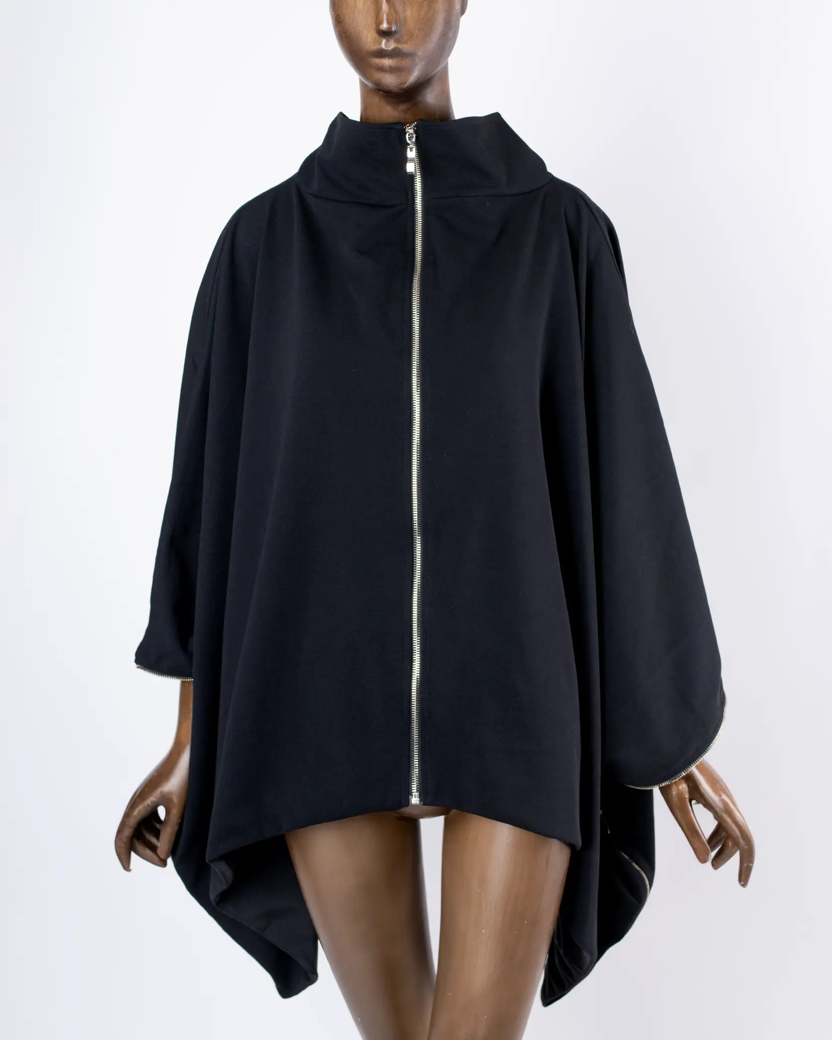 Maniquí usando Capa Falda transformable negra de In-Diferente Fashion, mostrando su uso como capa vista frontal
