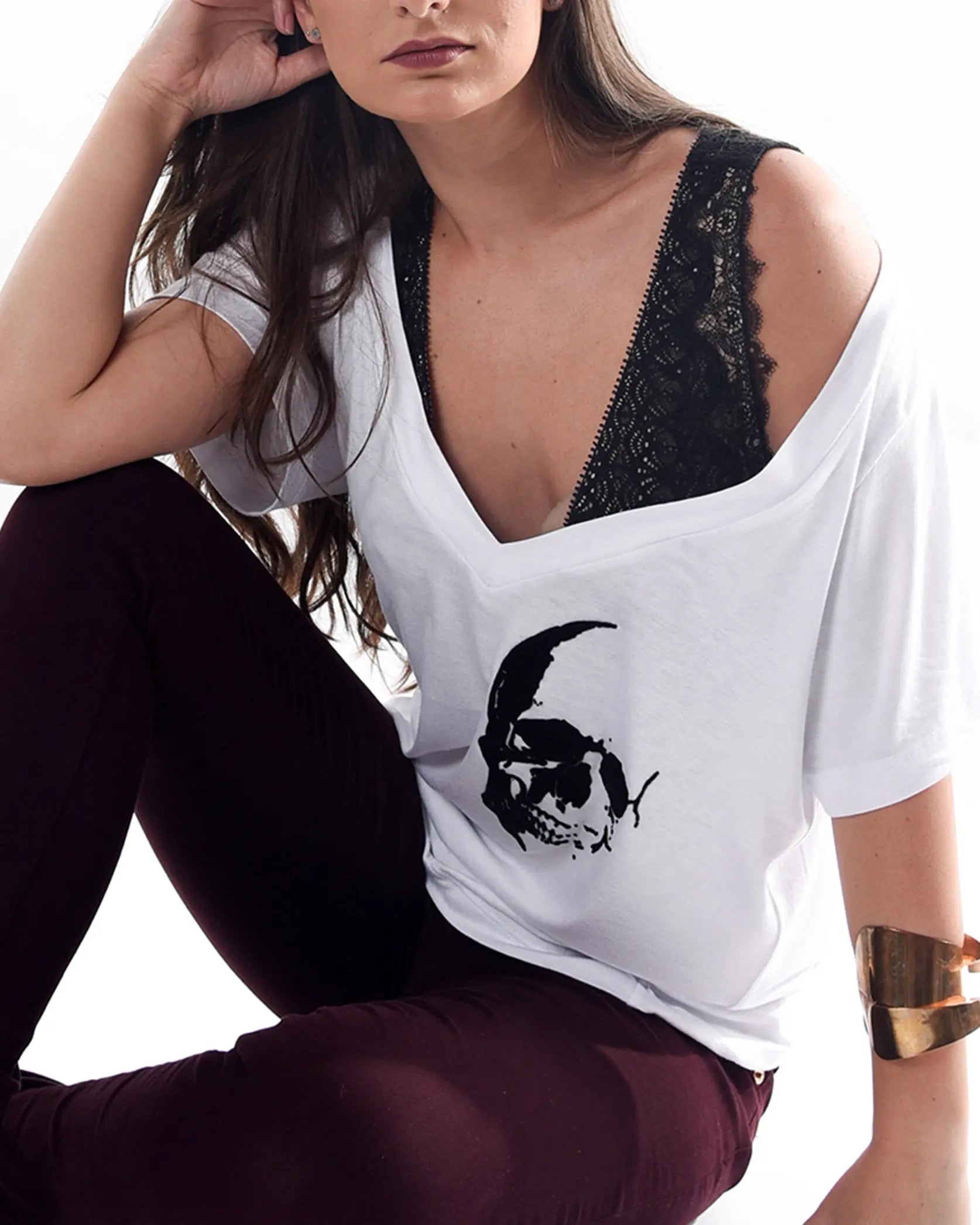 Playera rockera blanca cuello V estampado de calavera Skull Skully flock In-diferente Indiferente fashion
