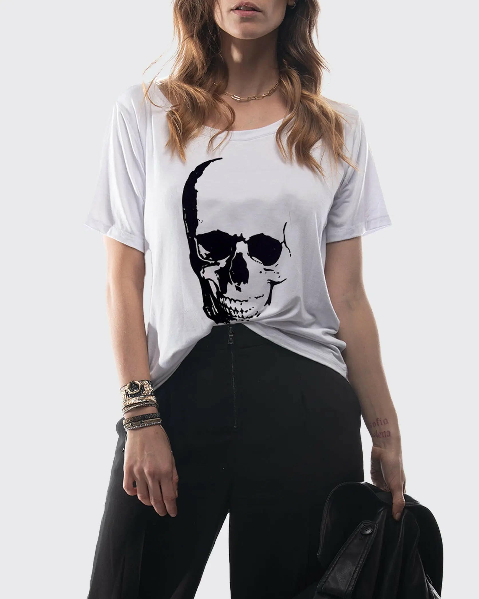 Playera mujer oversize y estilo urbano, estampado craneo negro de InDiferente Fashion