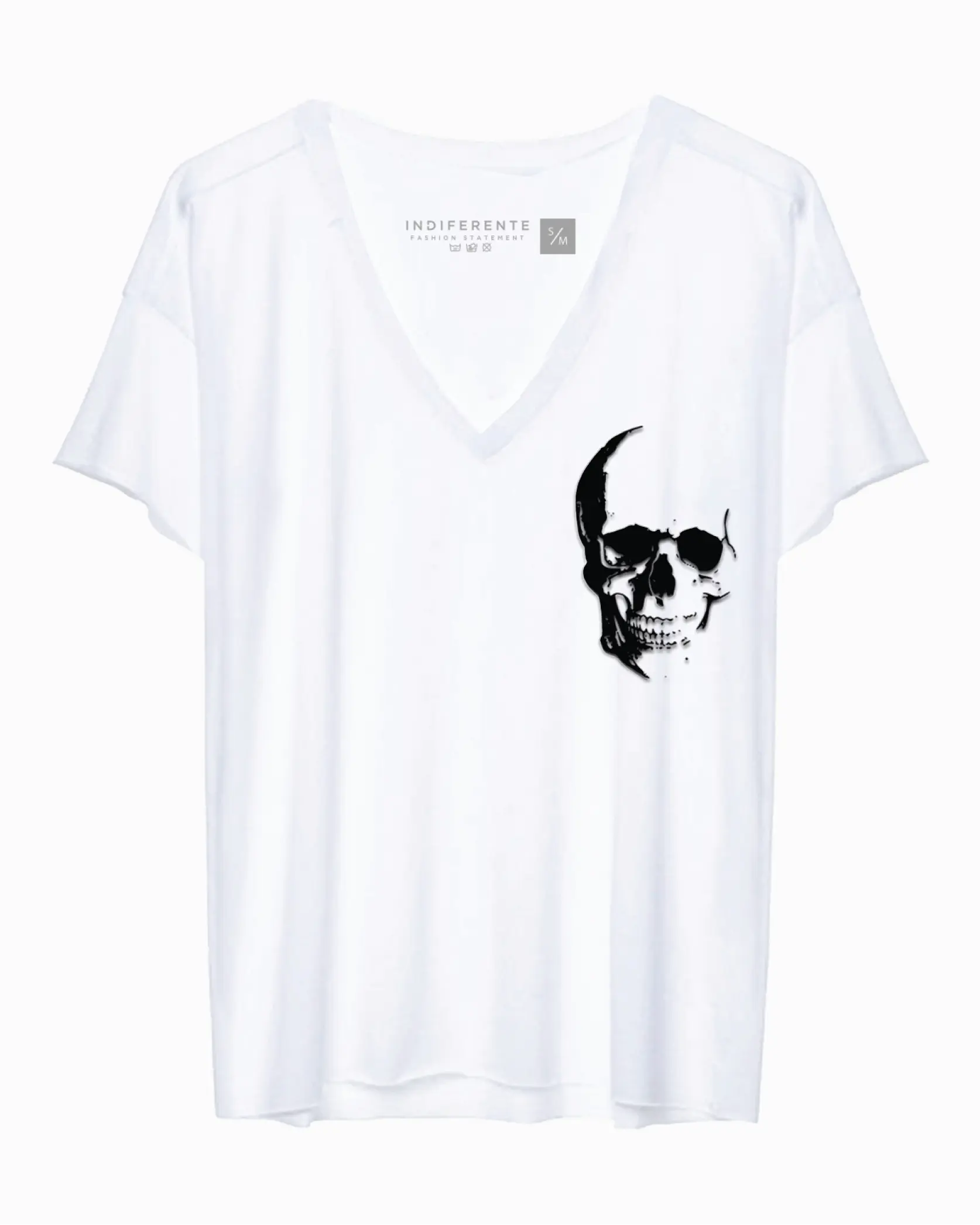 Playera rockera blanca cuello V estampado de calavera Skull Skully flock In-diferente Indiferente fashion