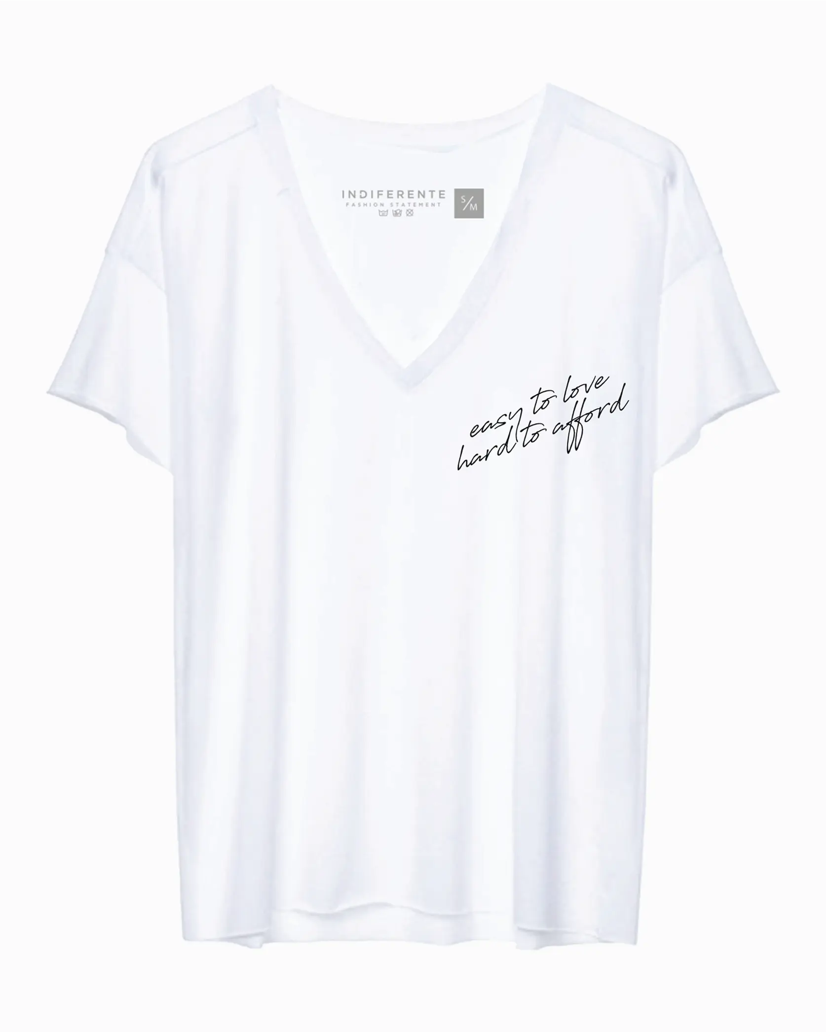 Playera cuello V blanca con frase In-Diferente Fashion