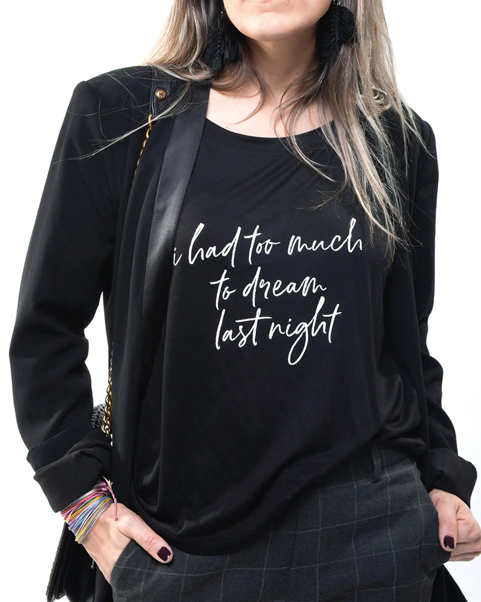 Playera negra con frase In-Diferente Indiferente Fashion marca mexicana
