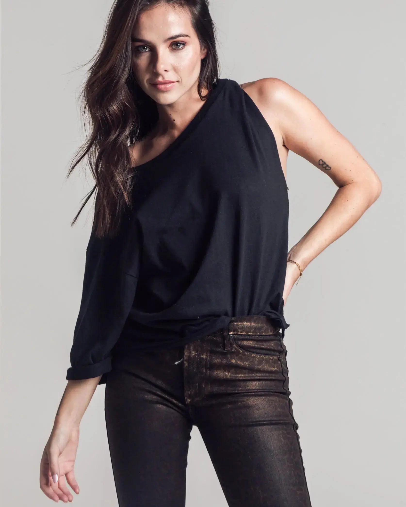 Playera Negra oversized asimétrica In-Diferente Fashion Indiferente