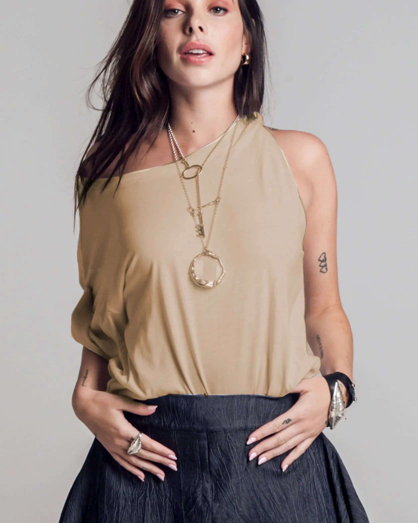 Playera asimetrica beige In-Diferente Fashion Indiferente