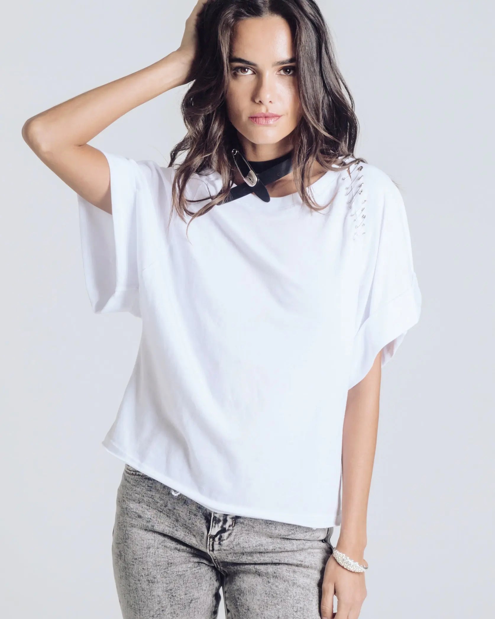 Playera basica blanca con corte y seguros oversized In-Diferente fashion Indiferente