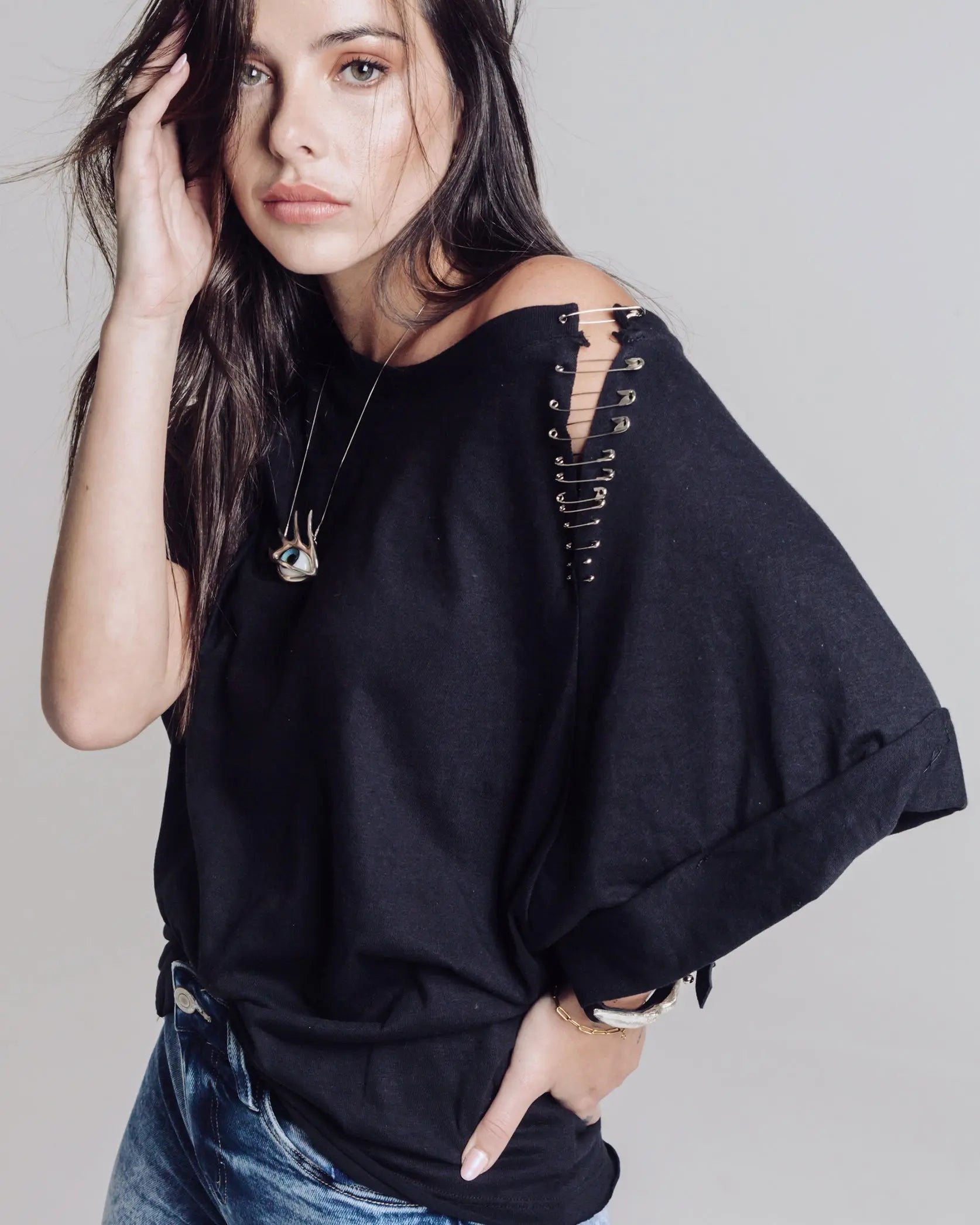 Playera basica negra con corte y seguros In-Diferente Fashion Indiferente