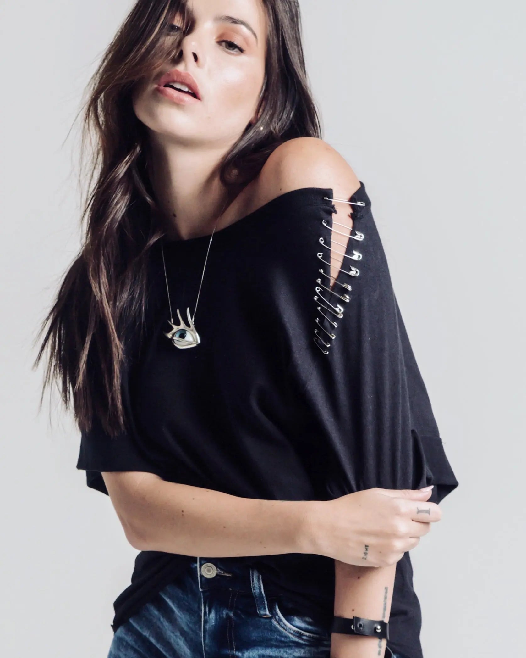 Playera basica negra con corte y seguros In-Diferente Fashion Indiferente