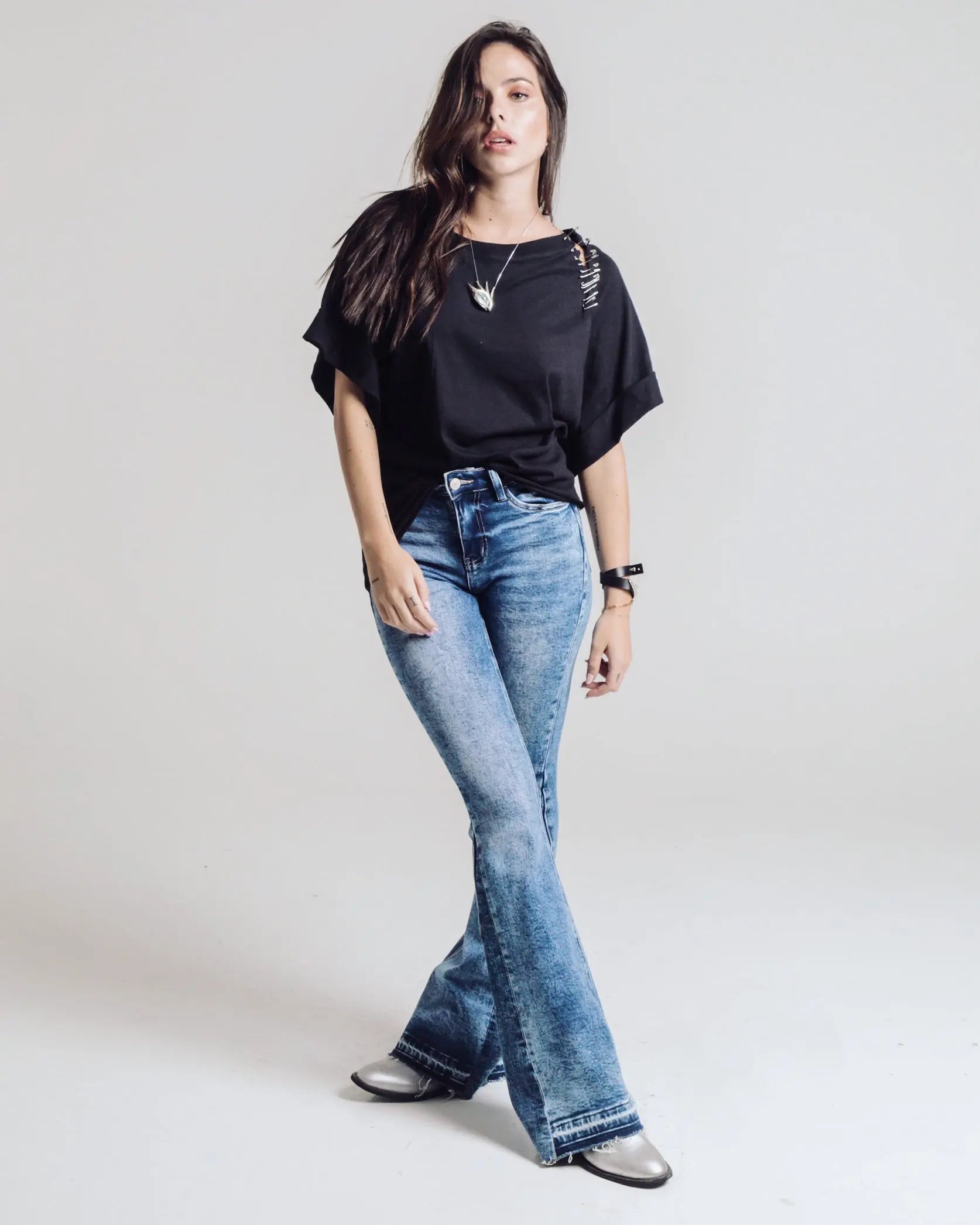 Playera basica negra con corte y seguros In-Diferente Fashion Indiferente