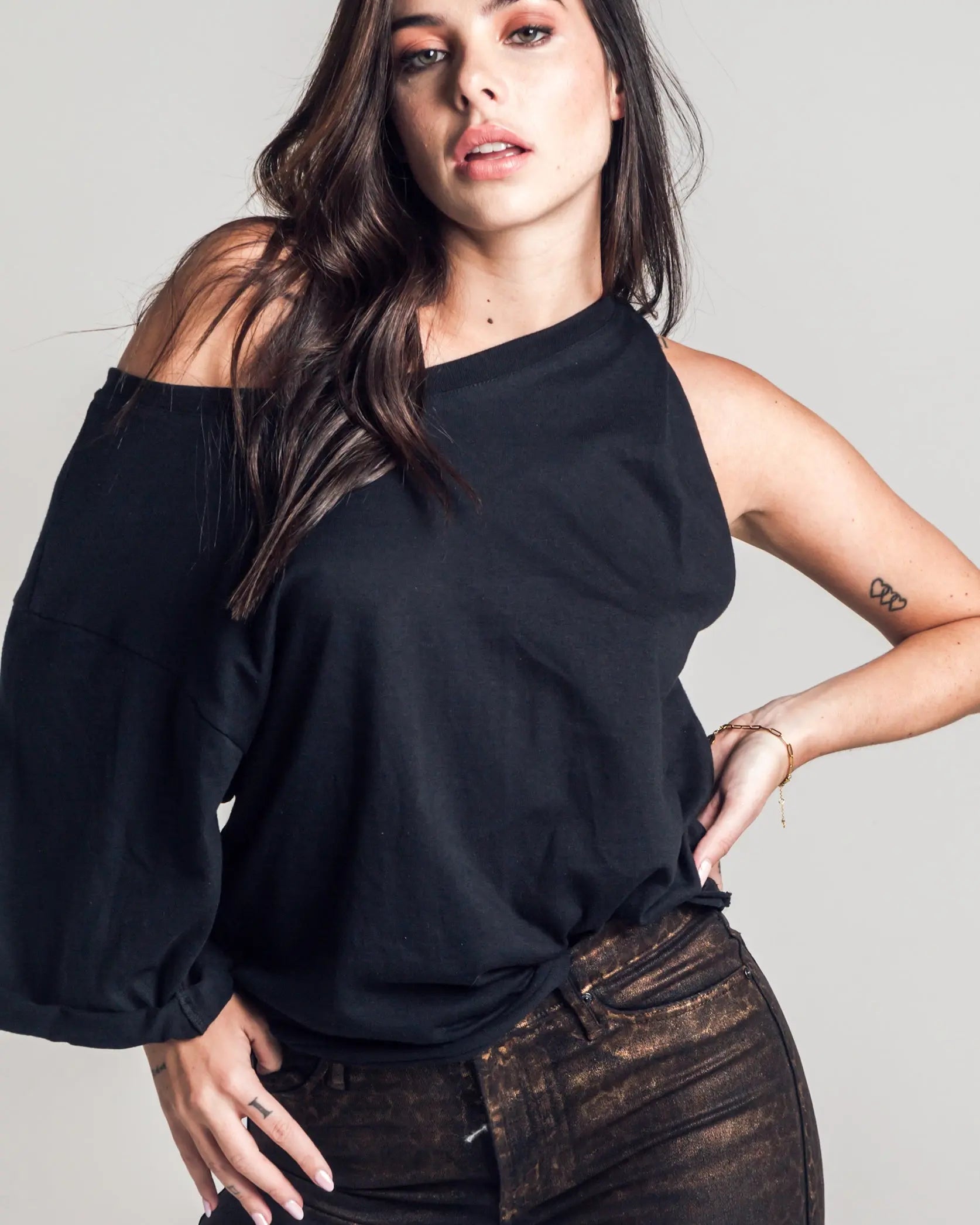 Playera Negra oversized asimétrica In-Diferente Fashion Indiferente