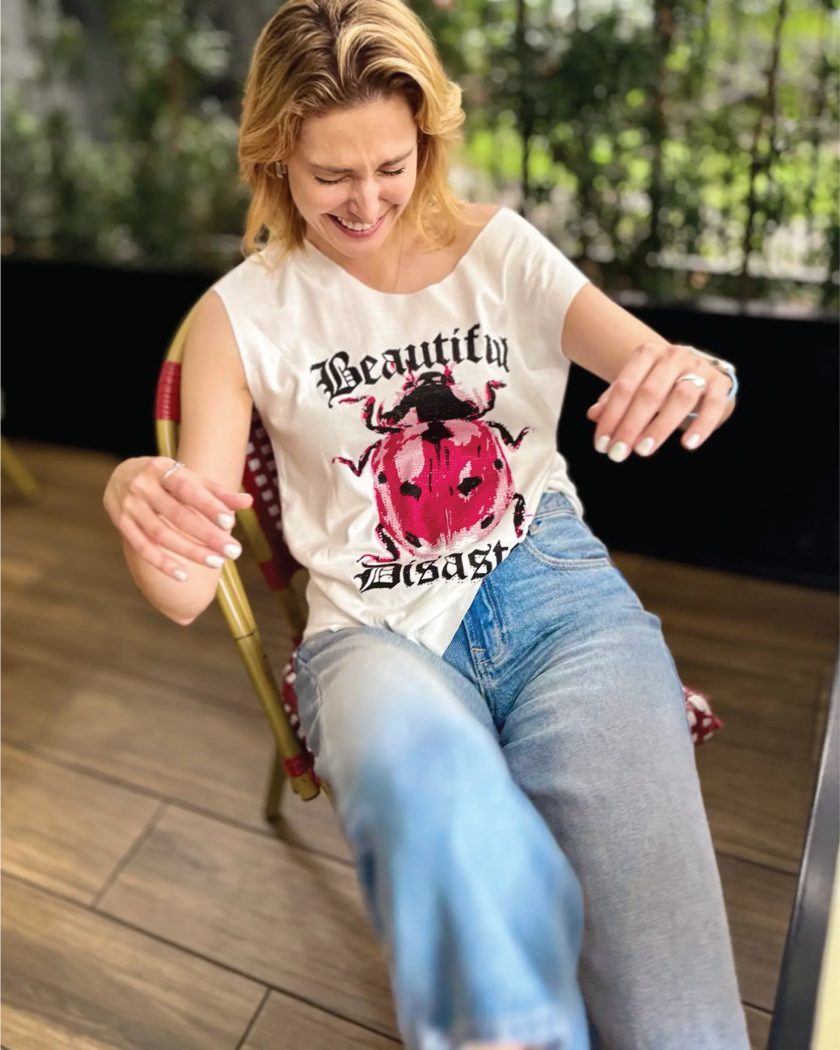 T-shirt con gráfico de catarina con mensaje Beautiful Disaster sobre playera In-Diferente Fashion.