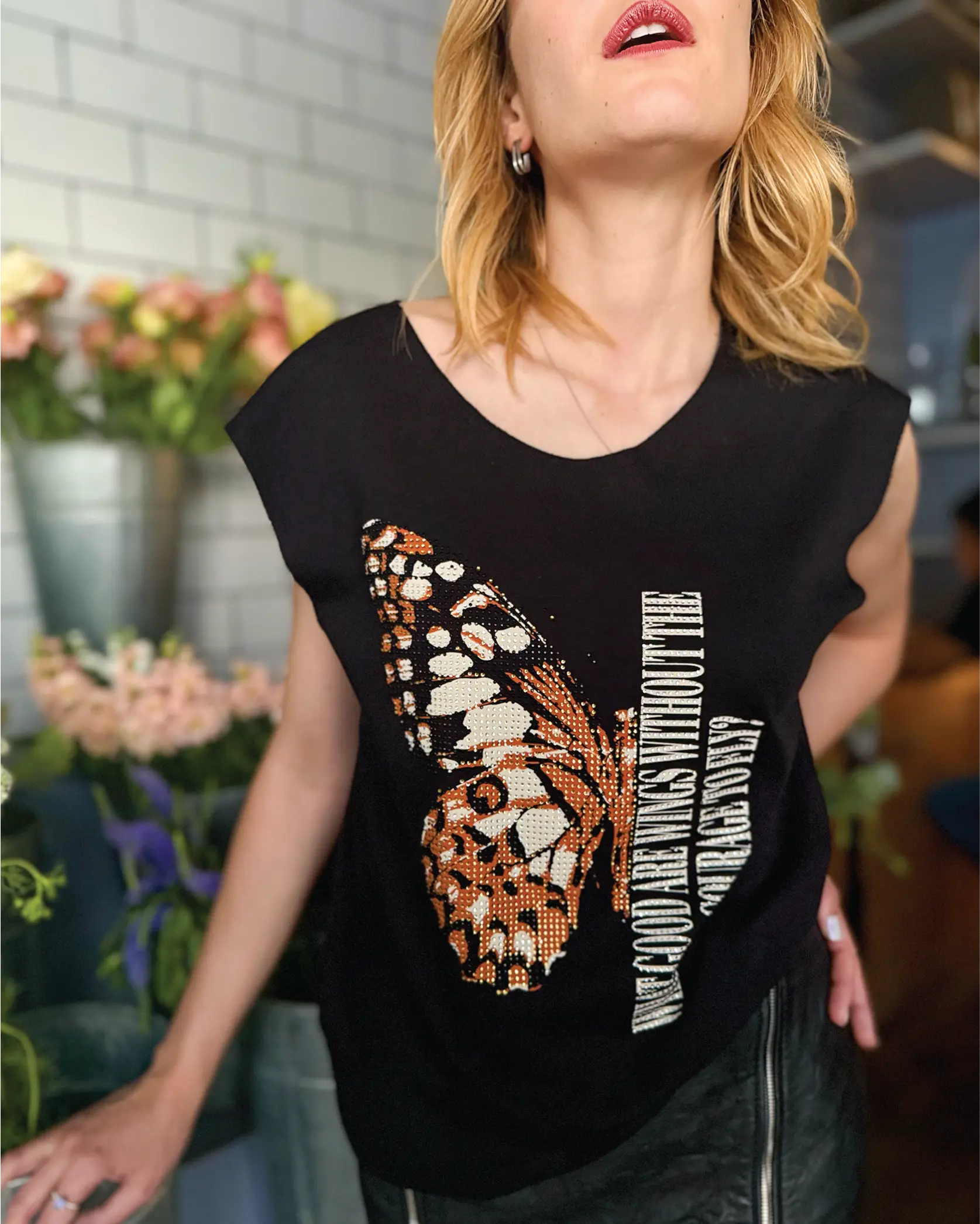 Camiseta oversized de algodón pima con gráfico de mariposa Monarca y mensaje inspirador, de In-Diferente Fashion.
