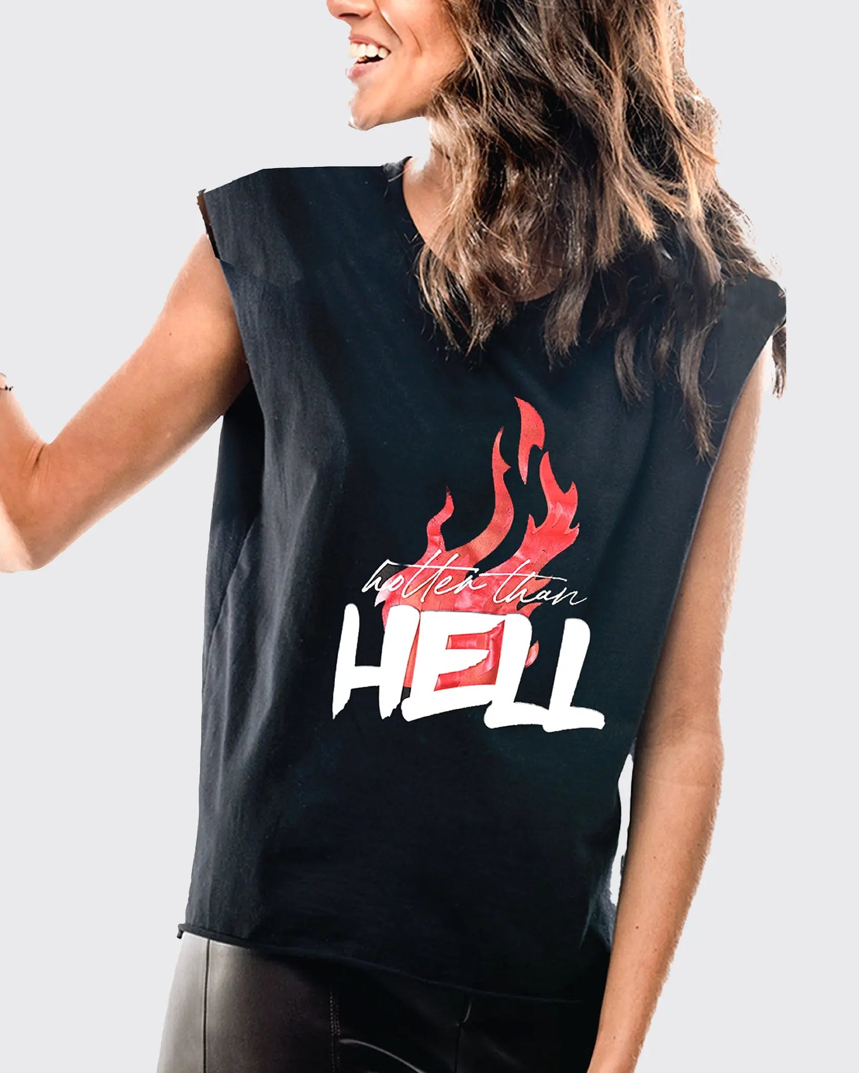 Playera sin mangas negra con cuello redondo y gráfico “Hotter Than Hell” en técnicas mixtas, estilo urbano de Indiferente Fashion.